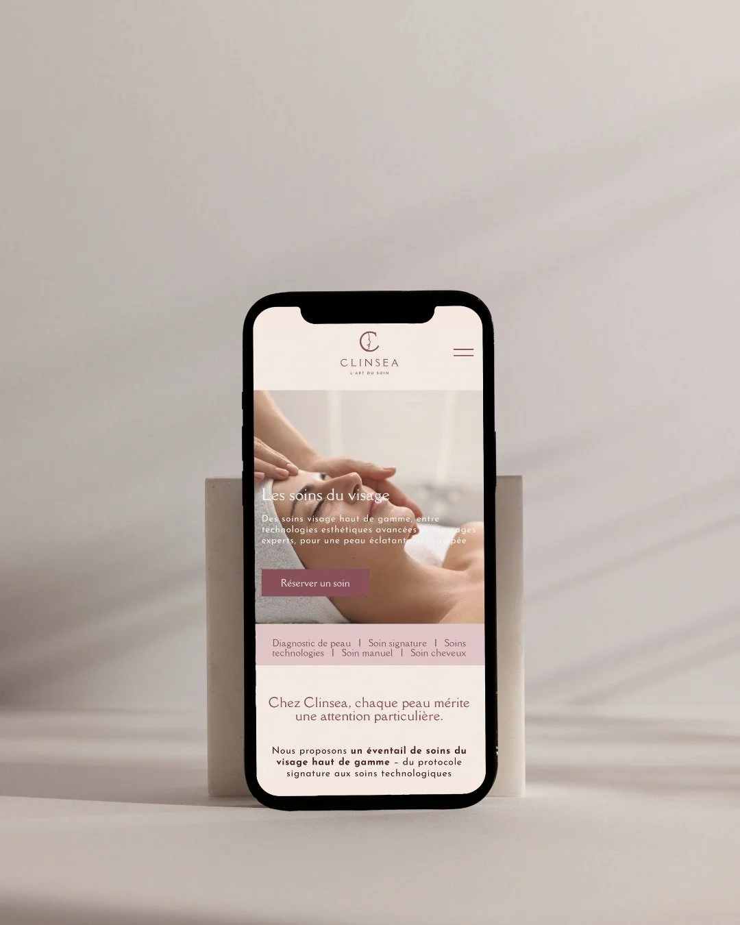 70% des gens consultent un site depuis leur t&eacute;l&eacute;phone.

Si ton site est magnifique sur ordinateur mais illisible sur mobile, tu perds 7 clientes sur 10 avant m&ecirc;me qu'elles aient compris ce que tu proposes.

Pour Clinsea, j'ai con&