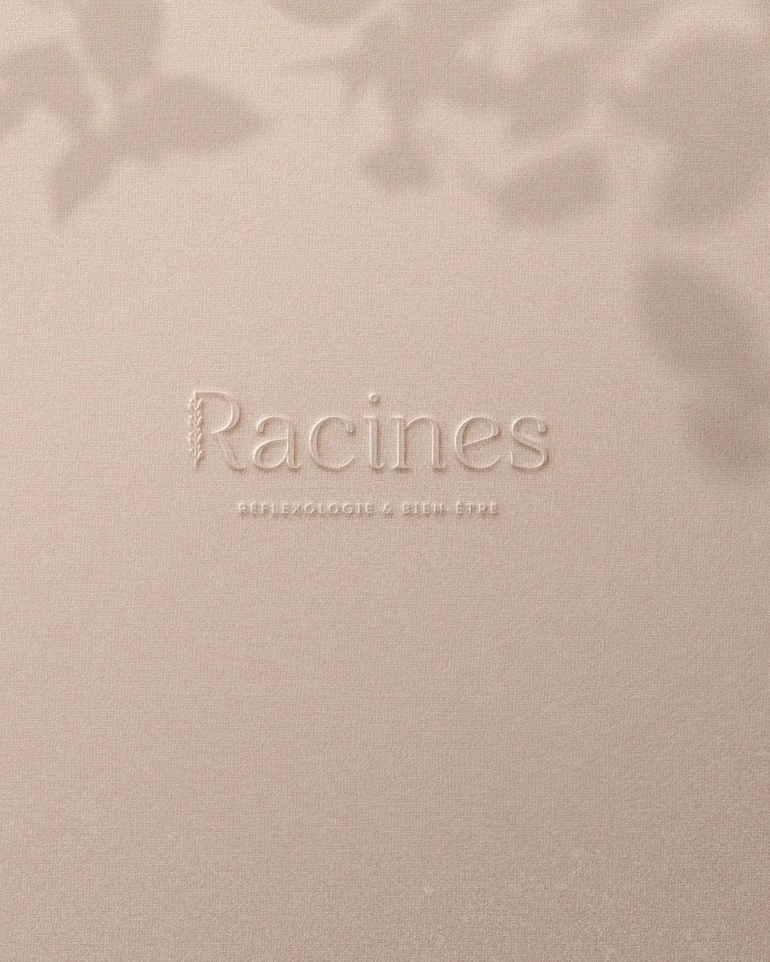 L'&eacute;l&eacute;gance dans la sobri&eacute;t&eacute; 🌿

Quand Manuela m'a contact&eacute;e pour cr&eacute;er l'identit&eacute; de Racines, son cabinet de r&eacute;flexologie et bien-&ecirc;tre, elle cherchait quelque chose de doux, d'apaisant, ma