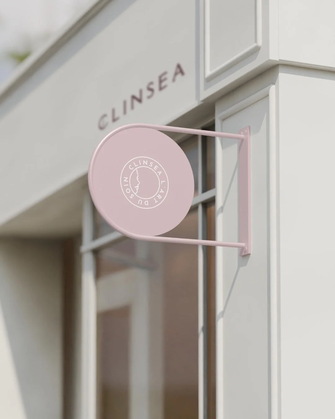 Quand chaque d&eacute;tail compte. ✨

L'identit&eacute; visuelle de Clinsea incarne cette &eacute;l&eacute;gance discr&egrave;te qui fait toute la diff&eacute;rence dans l'univers du soin. Un rose poudr&eacute; apaisant, un logo &eacute;pur&eacute; q