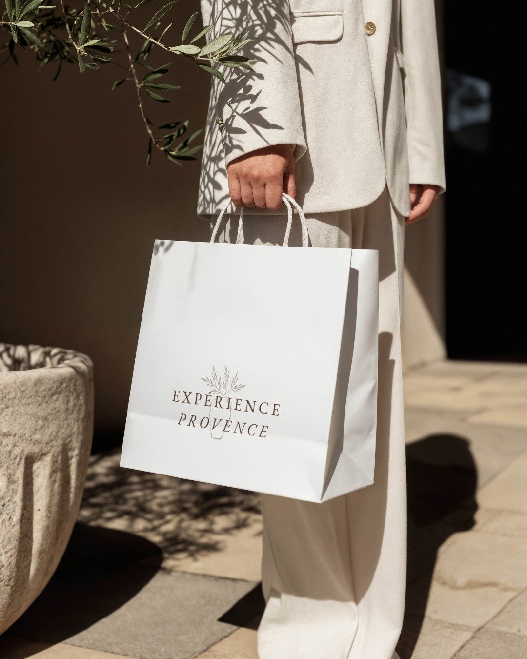 L'identit&eacute; dans tous ses points de contact

Pour Exp&eacute;rience Provence, j'ai pens&eacute; chaque d&eacute;clinaison comme une extension naturelle de la marque.

Du sac boutique minimaliste &agrave; la signal&eacute;tique ext&eacute;rieure
