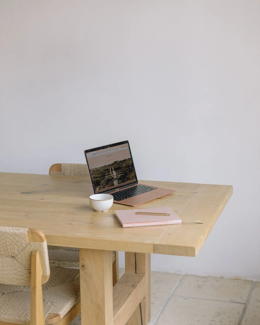 Mon bureau &agrave; la maison, un caf&eacute; qui refroidit pendant que je planche sur l'architecture d'un site. C'est l&agrave; que je passe des heures &agrave; r&eacute;fl&eacute;chir au parcours de vos futures clientes.

Comment elles vont arriver