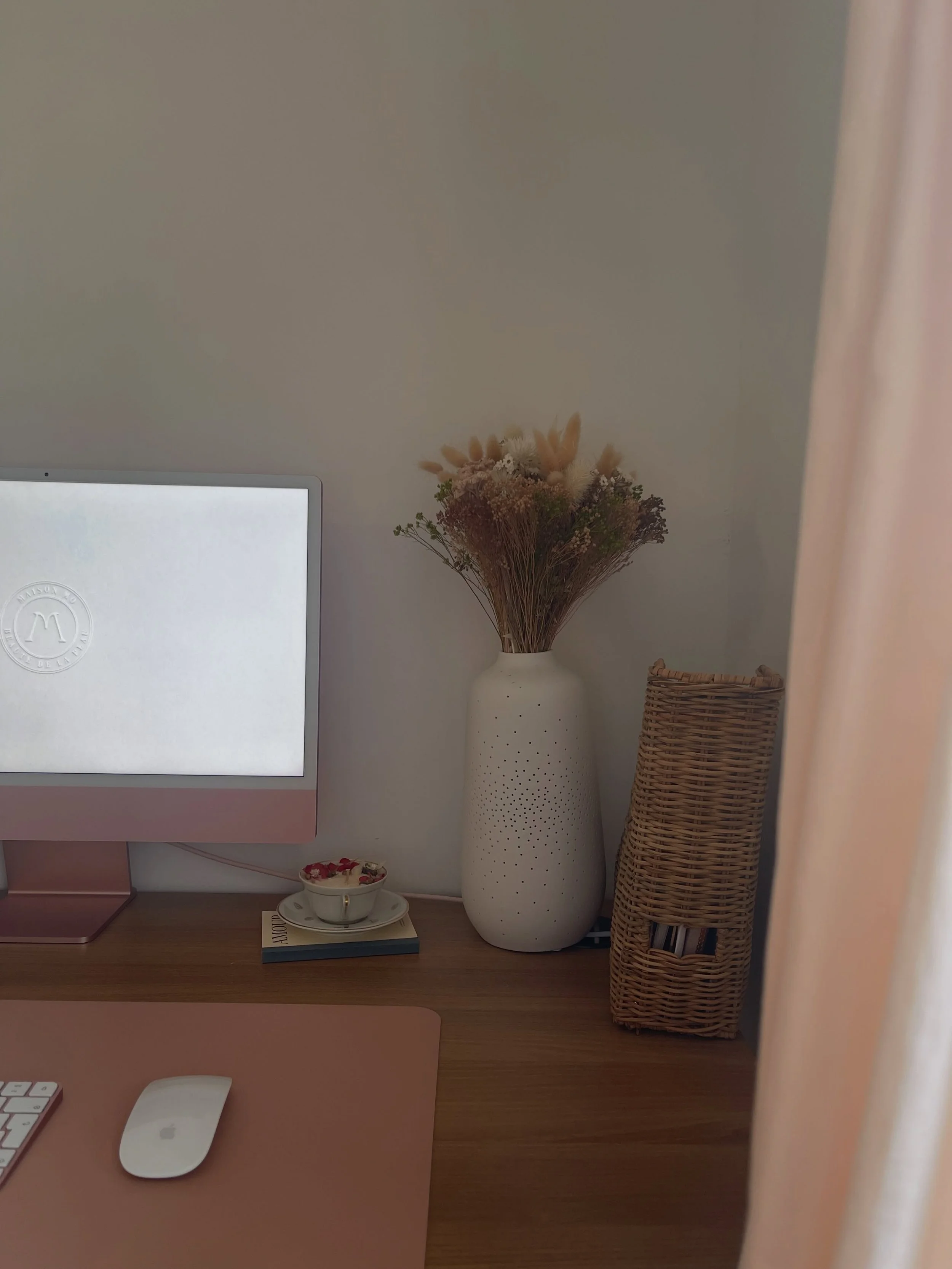 Je vous d&eacute;voile bient&ocirc;t cette jolie identit&eacute; visuelle r&eacute;alis&eacute;e pour @maisonmo_issoire ✨

Pour les personnes qui me d&eacute;couvrent, je suis &Eacute;lisa et j&rsquo;accompagne les pro de la beaut&eacute; de la cr&ea