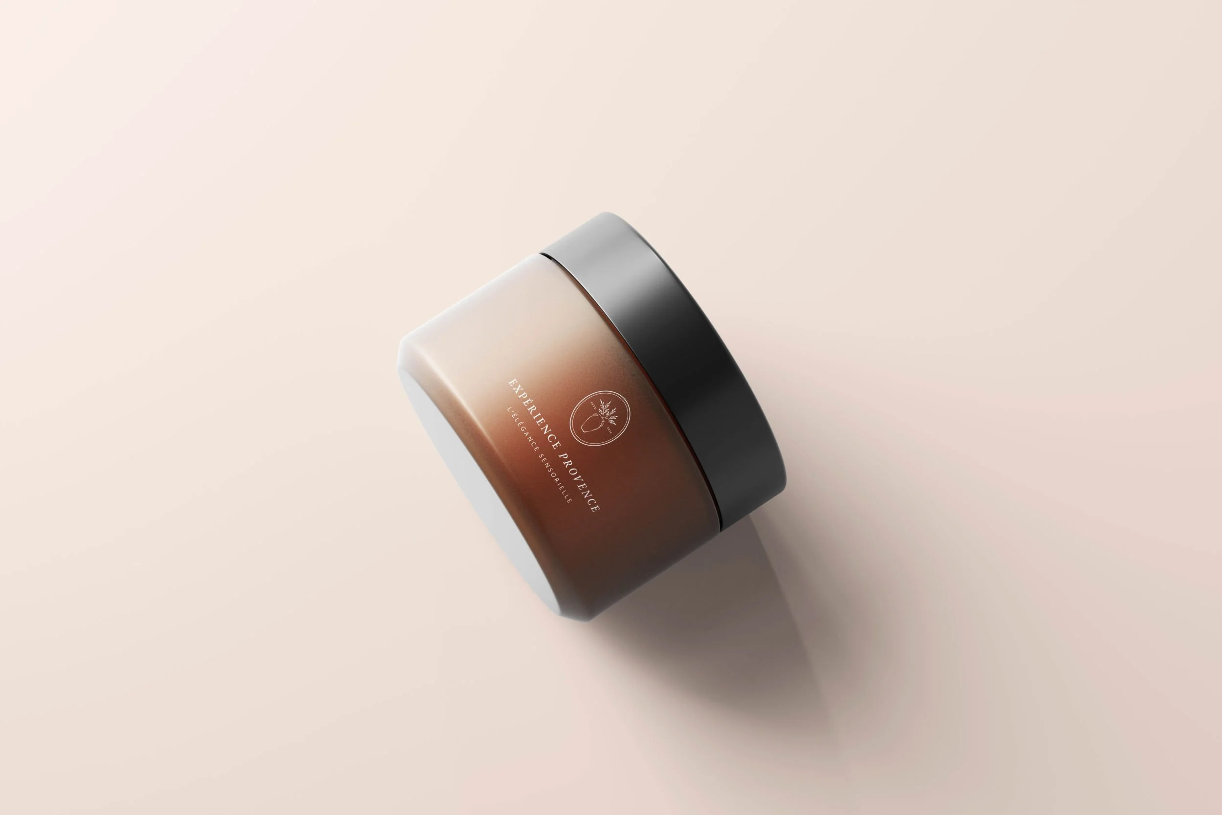 Un pot de crème ou de savon avec un design élégant, placé sur une surface claire. Le pot a un couvercle fond noir et une étiquette avec un logo d'une plante et du texte en français.