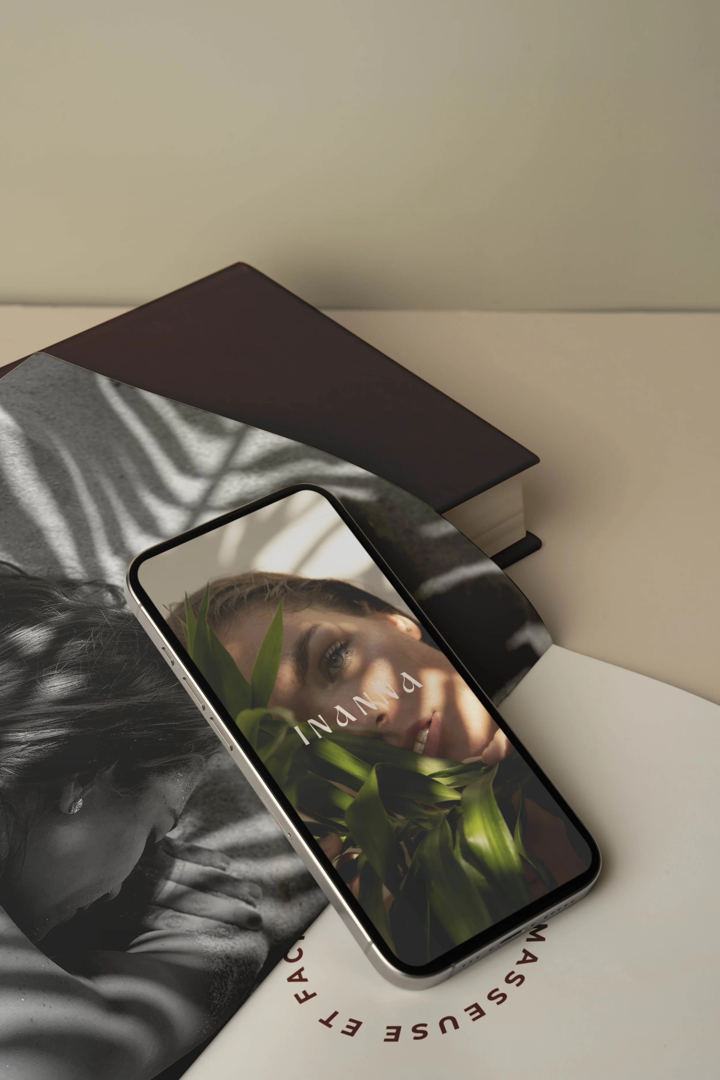 Un smartphone affichant une image d'une femme avec un fond de feuilles vertes.
