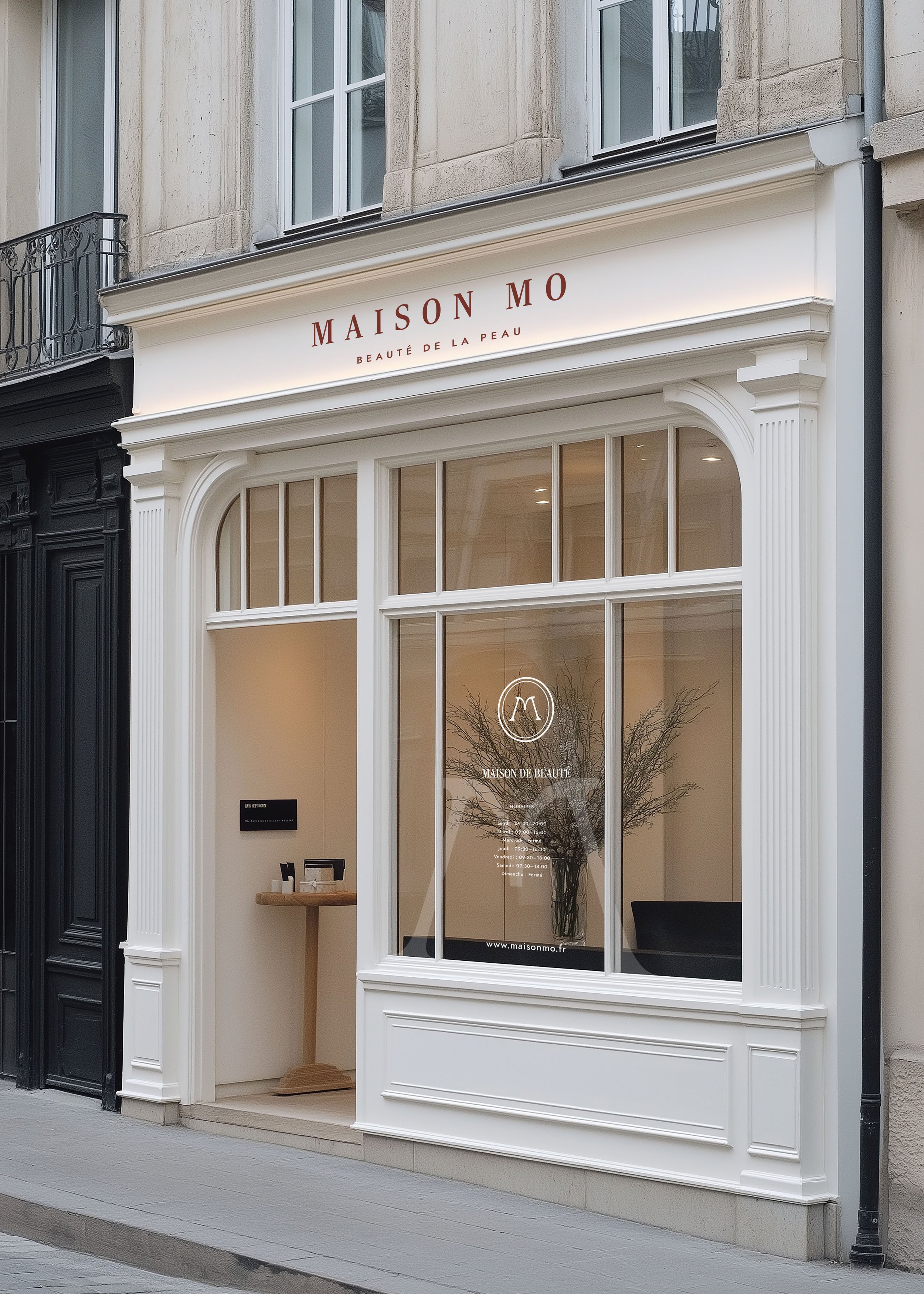 Façade d'un magasin avec vitrine blanche et enseigne 'MAISON MO' en lettres rouges, sous-titre 'BEAUTÉ DE LA PEAU'.