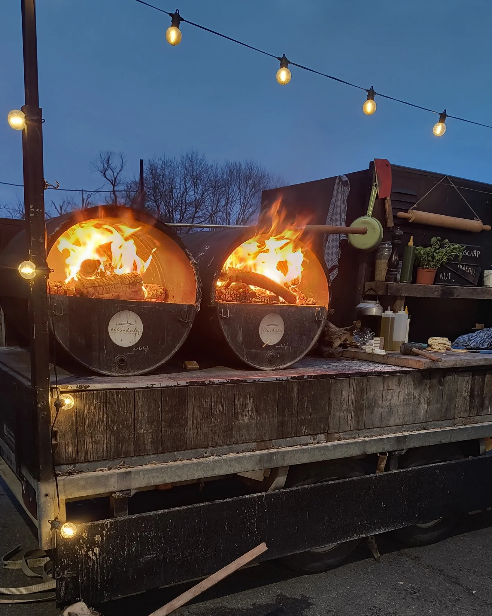 Op ons voormalige geitenboerderijtje stond een oude bakoven die we tijdens corona restaureerden,
op ambachtelijke en authentieke wijze.
Met de bedoeling om er af en toe in te bakken voor familie en vrienden,
samen rond de oven.

Van workshops of cate