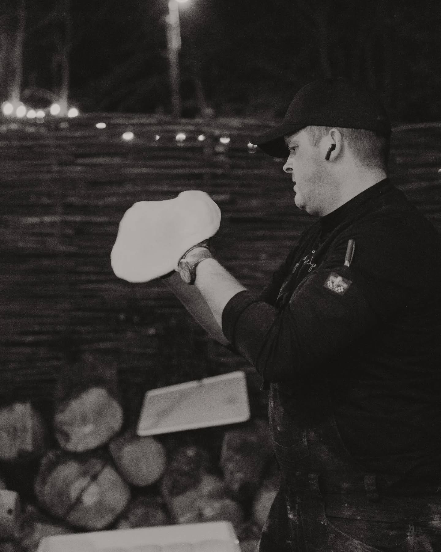 Enkele sfeerbeelden van onze laatste catering van 2025 🔥

Desem pizza&rsquo;s vers uit de houtoven,
vuur dat brandt,
wij aan de ovens.

Dank aan @atelierconnecter en @doenwaarjeblijvanwordt
om dit samen te mogen doen,
en aan @juliematthysphotography