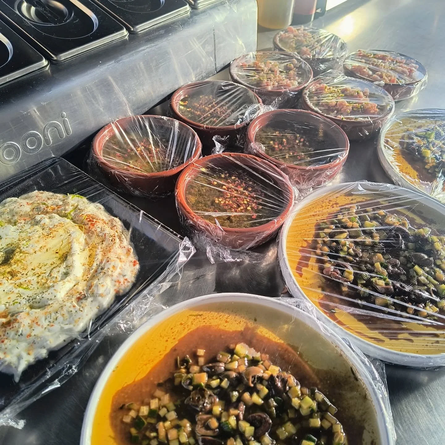 Vanavond staat er weer een heerlijke workshop op het menu 🤗
Hier zijn we al volop bezig met de mise en place &ndash; een goeie MEP is &eacute;cht de helft van het werk.

Wat er allemaal uit de oven komt?
✨ Focaccia met onze huisgemaakte triple pickl