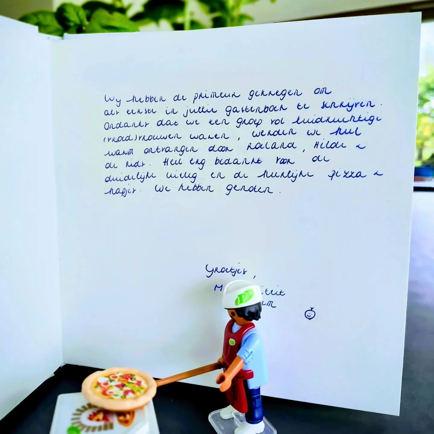 De eerste b(r)oodschap is geschreven! ✍️🍞🔥

Na elke workshop hopen we dat mensen iets meenemen dat verder gaat dan een paar goede pizza&rsquo;s.
Dat ze voelen wat wij hier zo graag doen: werken met vuur, deeg, tijd en een hoop goesting.

Bij ons dr