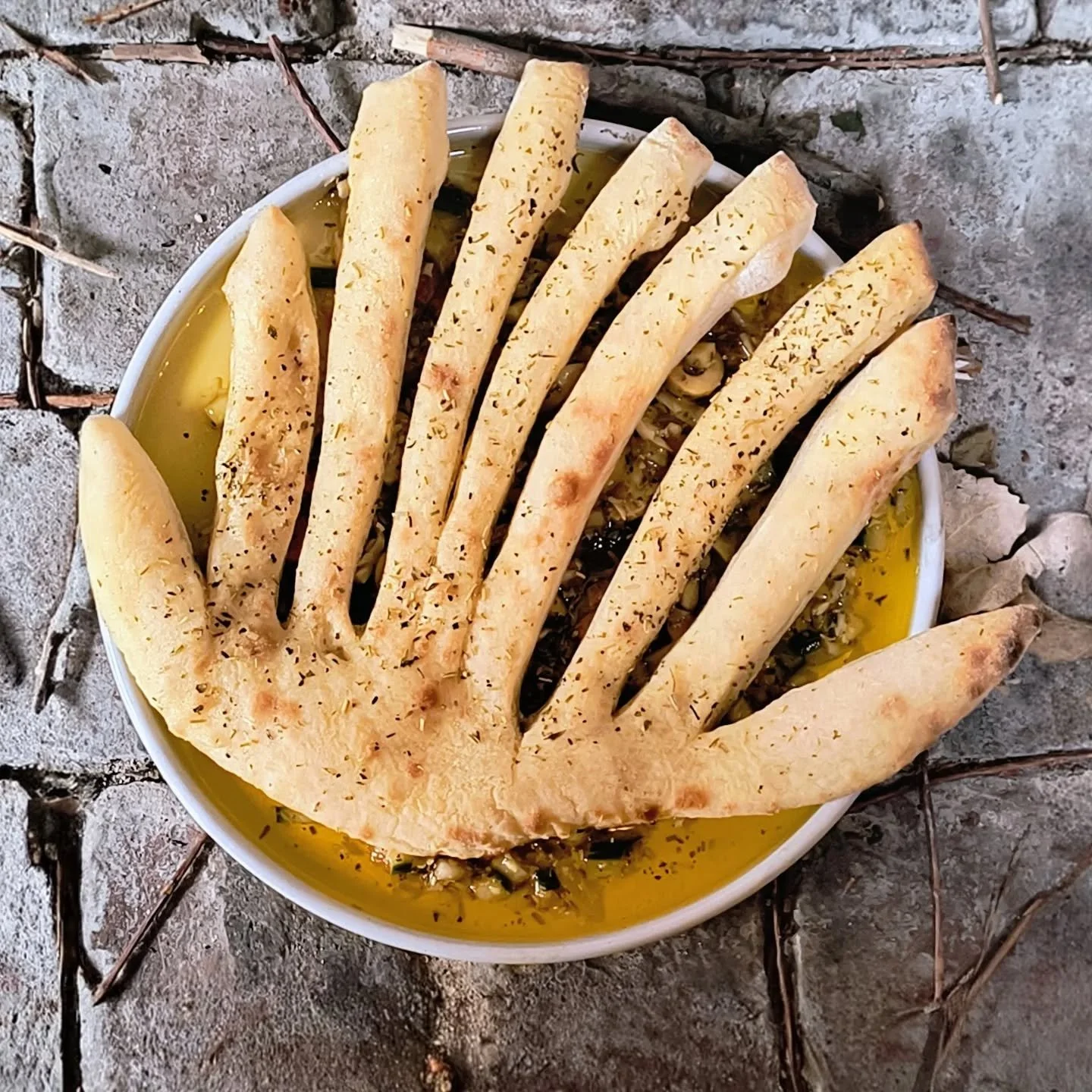 ✨ Ons soort handdruk ✨
Hoe wij &ldquo;goeiedag en welkom&rdquo; zeggen tijdens onze workshops rond de houtoven?
Met een &ldquo;handdruk&rdquo; uit de oven: een fougasse en een Proven&ccedil;aalse dip to share...

Het eerste hapje van elke workshop, o