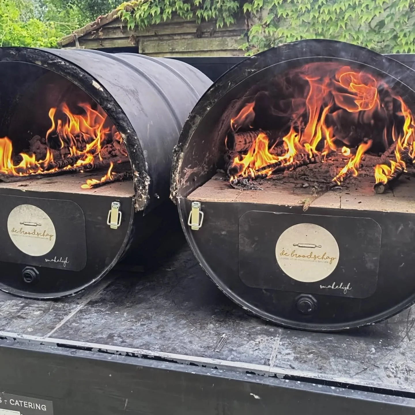 Na een heerlijke, maar best intense periode vol communiefeesten, lentefeesten en pizza-events hebben we even op adem kunnen komen.

Stilzitten? Niet echt ons ding.
We grepen de rust aan om onze mobiele ovens onder handen te nemen. Nieuwe vaten, dikke