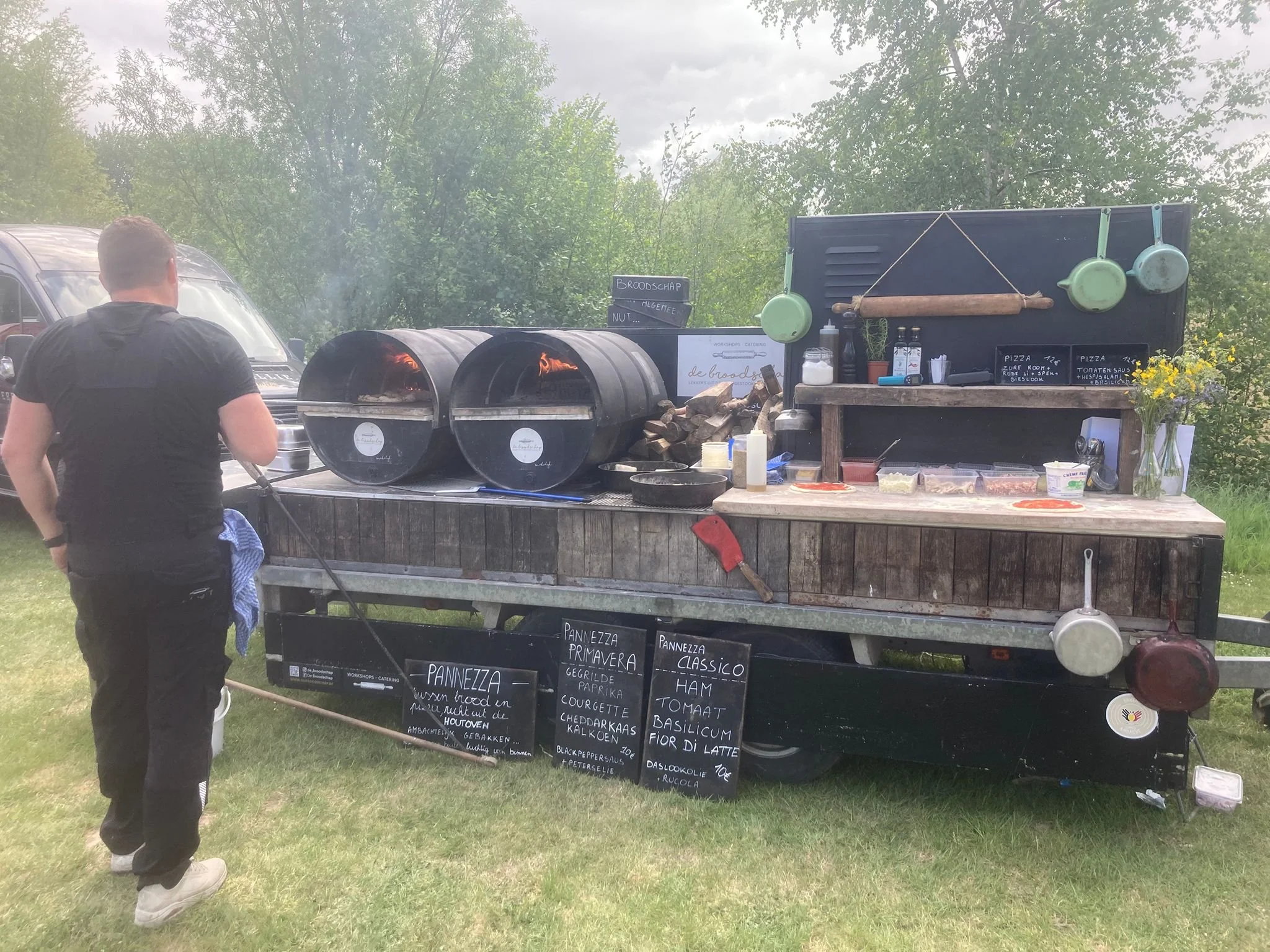 𝗪𝗮𝘁. 𝗘𝗲𝗻. 𝗗𝗮𝗴.
Afgelopen zondag waren we met De Broodschap te vinden op Putten vol Pit in Kortemark. In de middag bakten we zowel 𝗽𝗮𝗻𝗻𝗲𝘇𝘇𝗮&rsquo;𝘀 als 𝗽𝗶𝘇𝘇𝗮&rsquo;𝘀 in onze houtovens.
Wat een fijne sfeer, een prachtige locatie