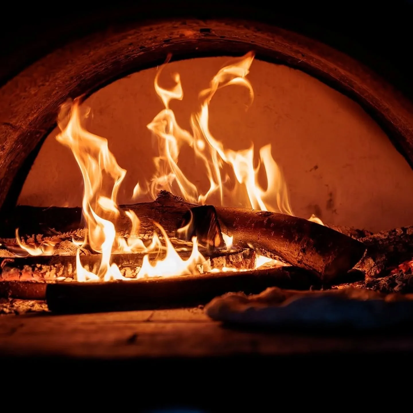 Ons cateringseizoen is alvast stevig op gang getrokken 🔥🍕
We mochten het feest van Val&eacute;rie verzorgen, met lekkers recht uit onze houtgestookte ovens. Vuur aan, deeg op punt en bakken maar &mdash; zoals we het het liefst doen.
Bedankt Val&eac