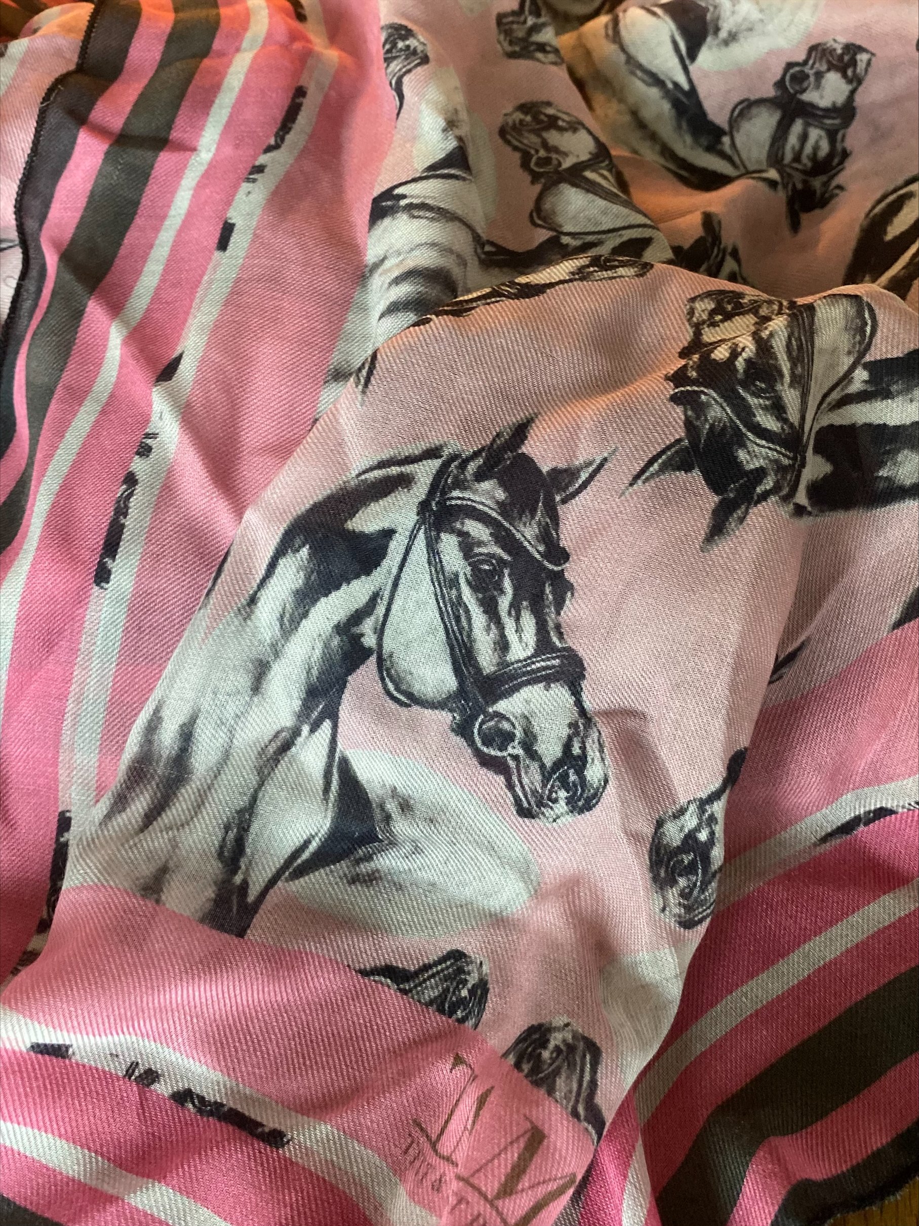 Tuch Modal mit Cashmere rosa 120x120 in hochwertiger schwarzer Geschenkbox