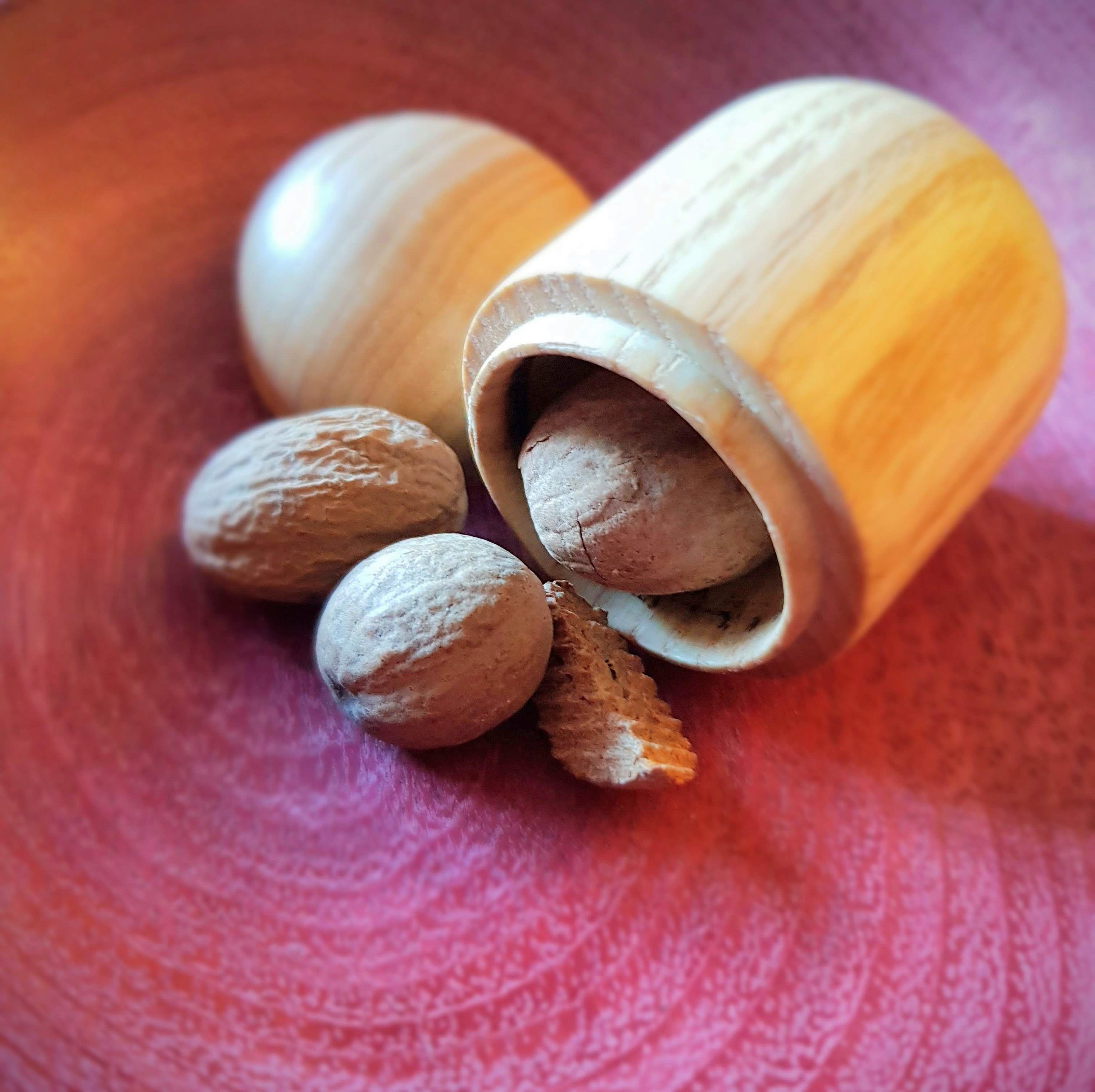 Tardis oak pot with nutmegs
