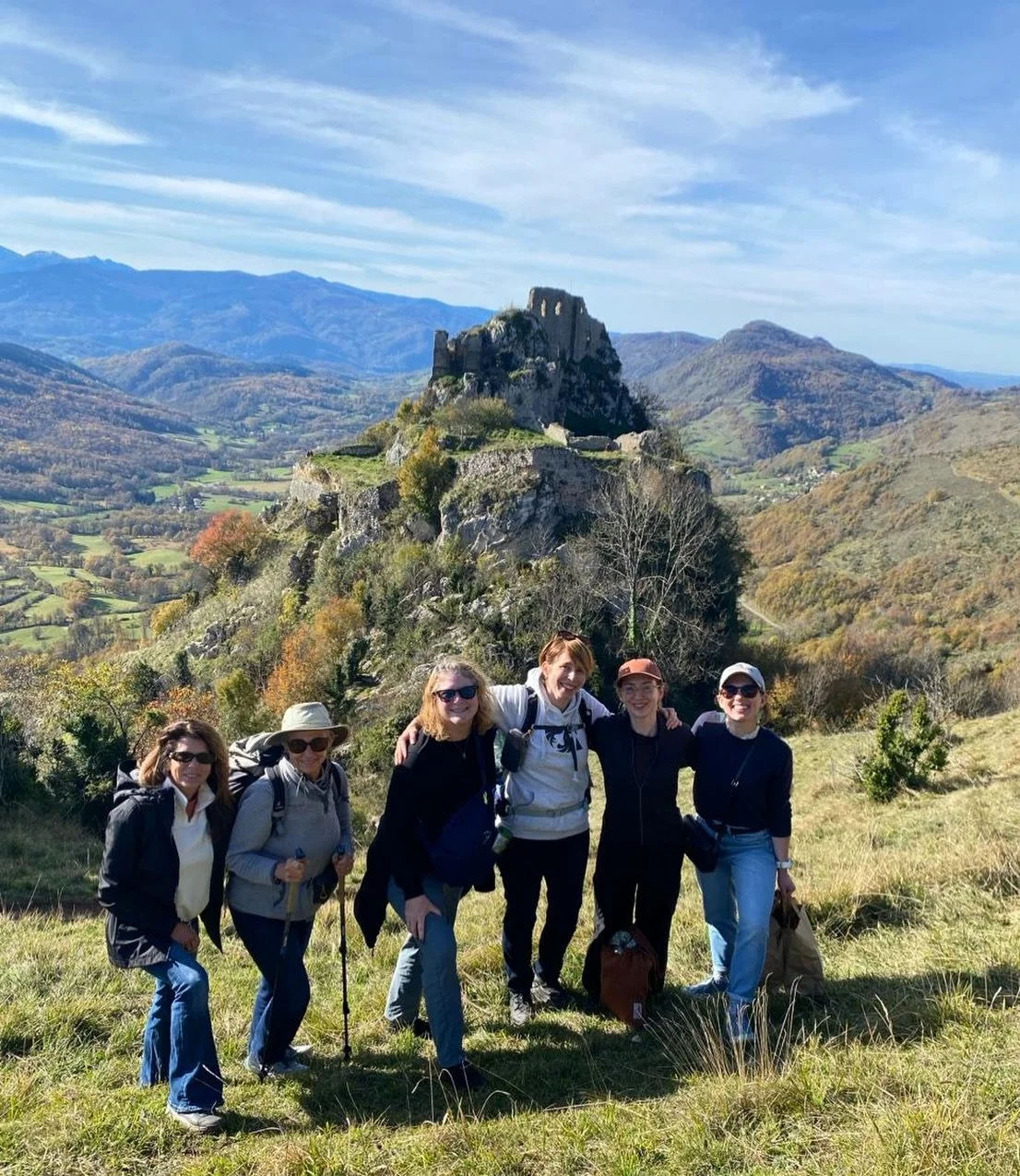 Memories made and hearts connected ❤️🙌✨ November 2025 retreat, viewpoint of Chat&ecirc;au de Roquefixade in the distance. 

#womenretreat #roquefixadecastle #retreatsforwomen #womeninspiringwomen #visitsouthoffrance