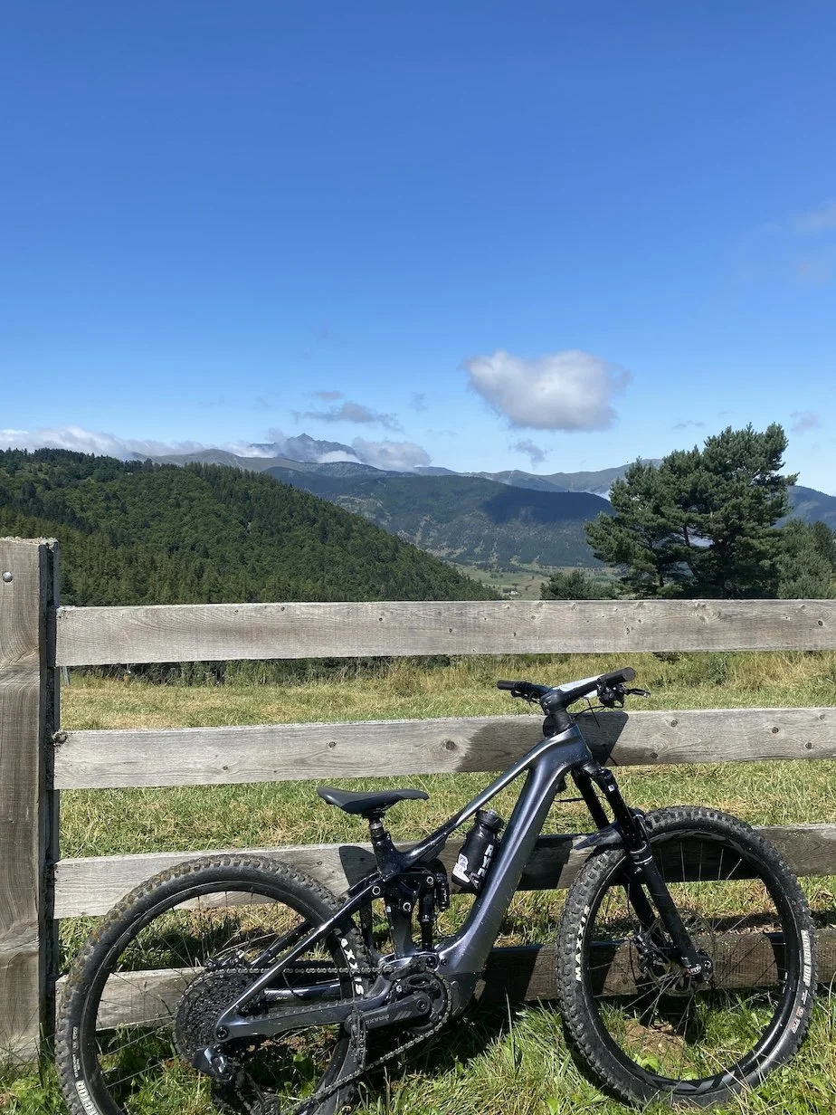 bike_pyrenees_sunny_day_cycling_tour