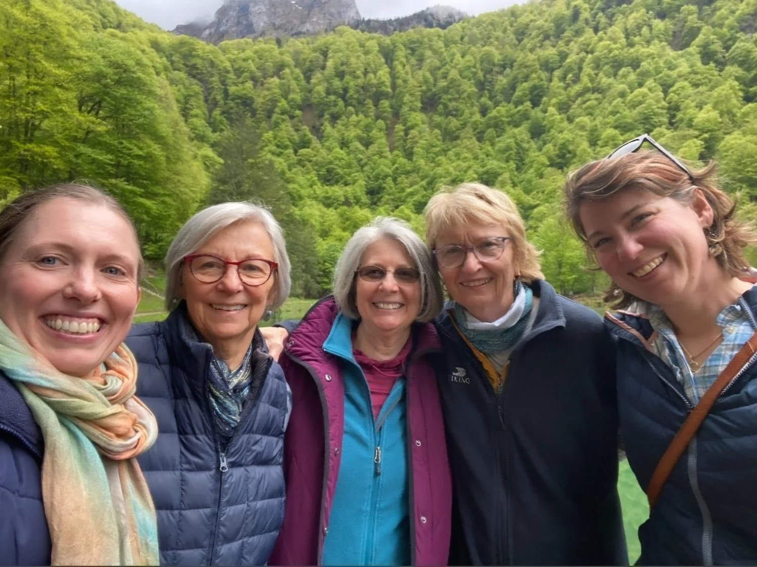 4 women of different ages similing at lac de bethmale