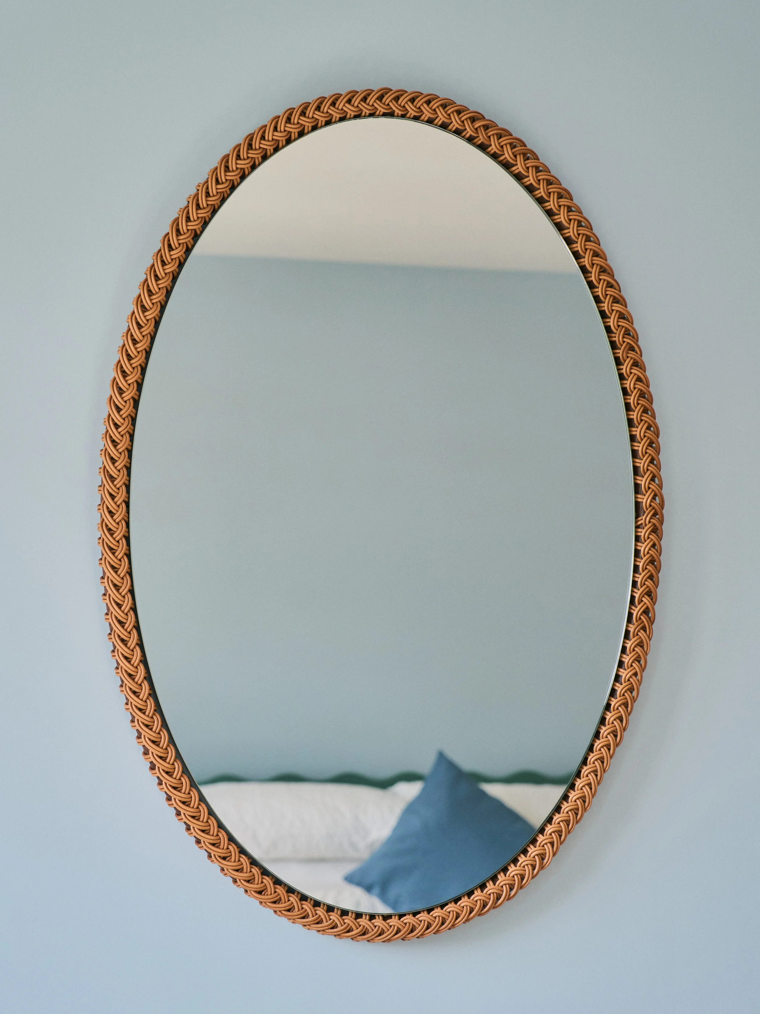 Aimee_Betts_Oval_Ricasso_Mirror_Loop_1.jpg