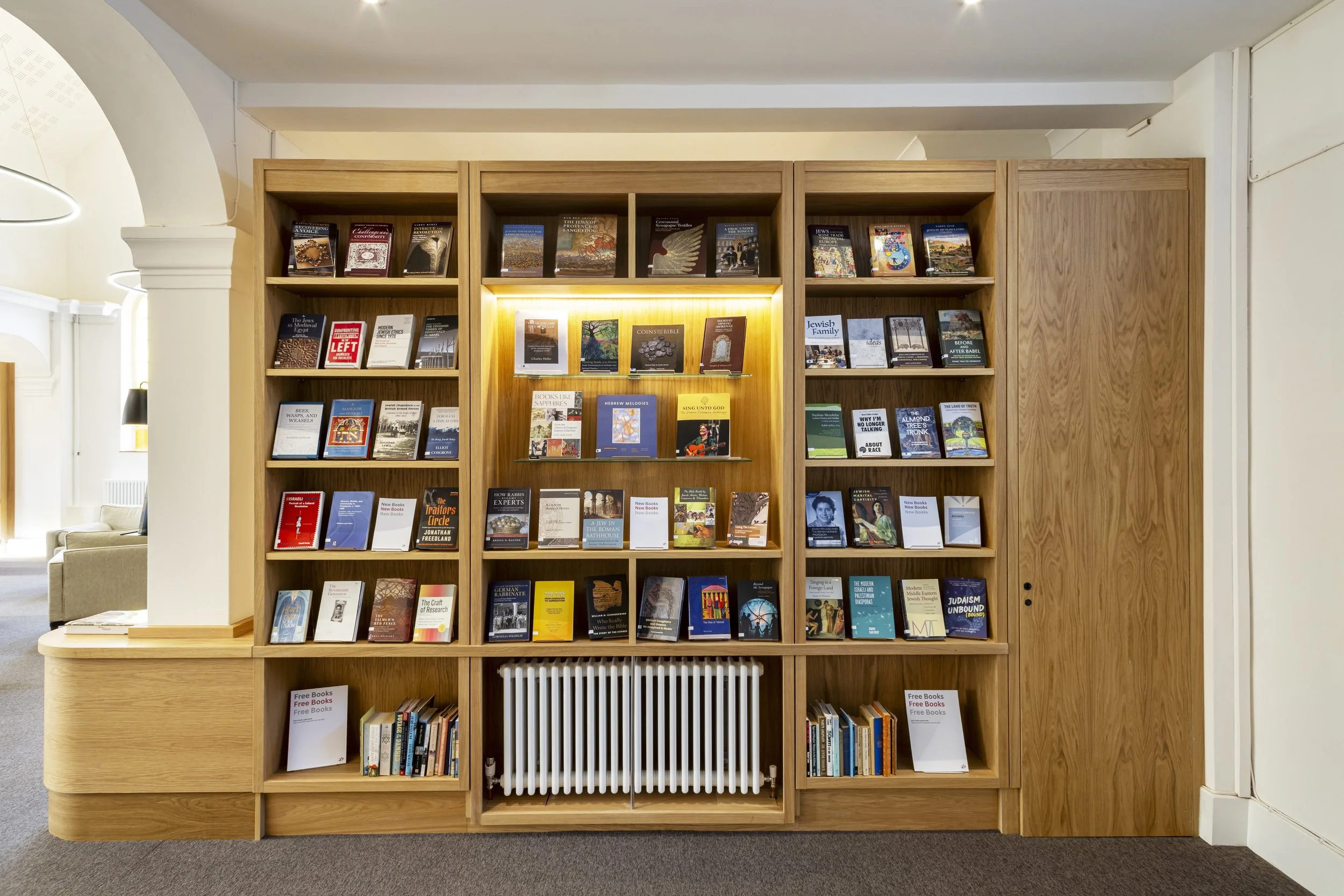 leo_baeck_entrance_bookcase.jpg