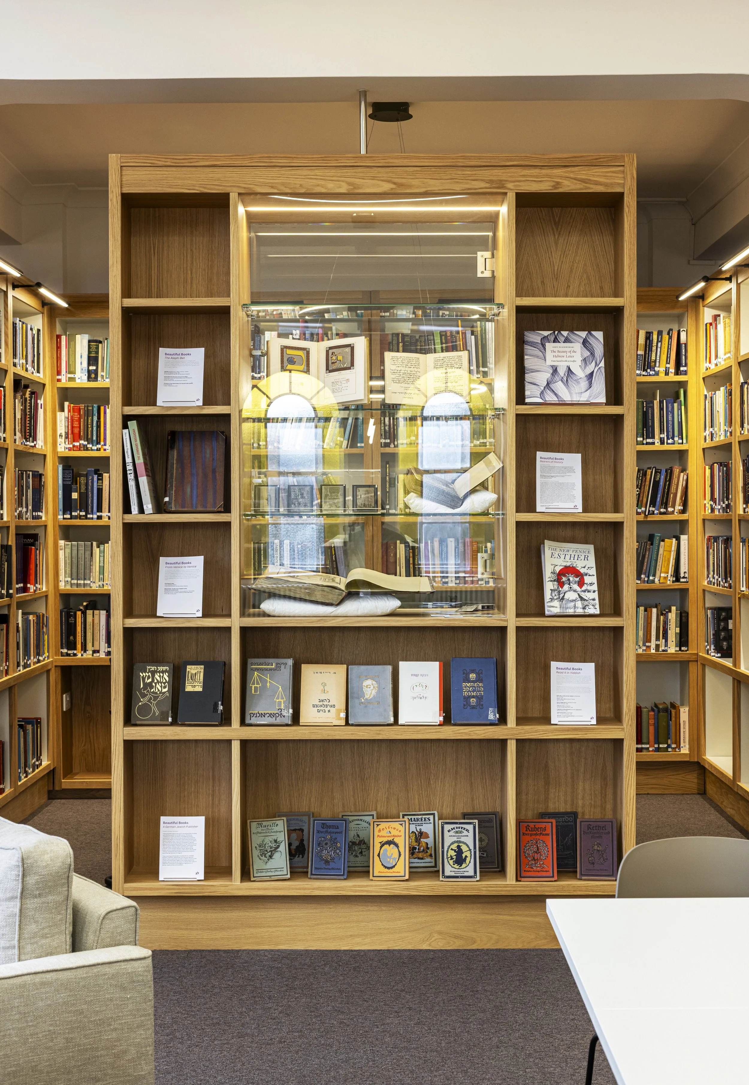 leo_baeck_bookcase_detail_c.jpg
