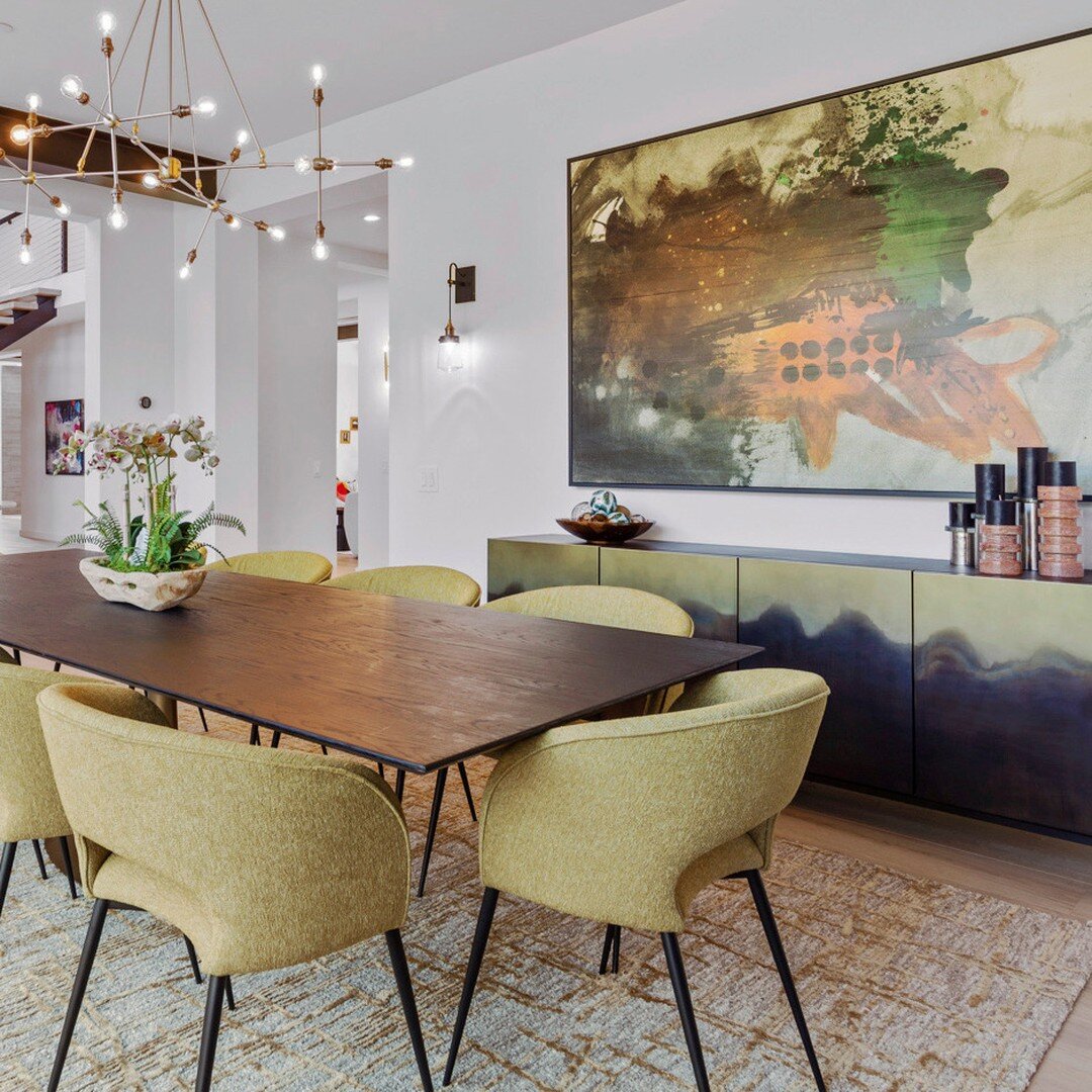 A tasteful, tranquil ambience in this modern dining room.

Design by SYLVIA BEEZ for M.A.P. INTERIORS

#diningroom #diningtable #interiorinspiration #architecturaldesign #interieurinspiratie #luxuryinteriors #californiahomes