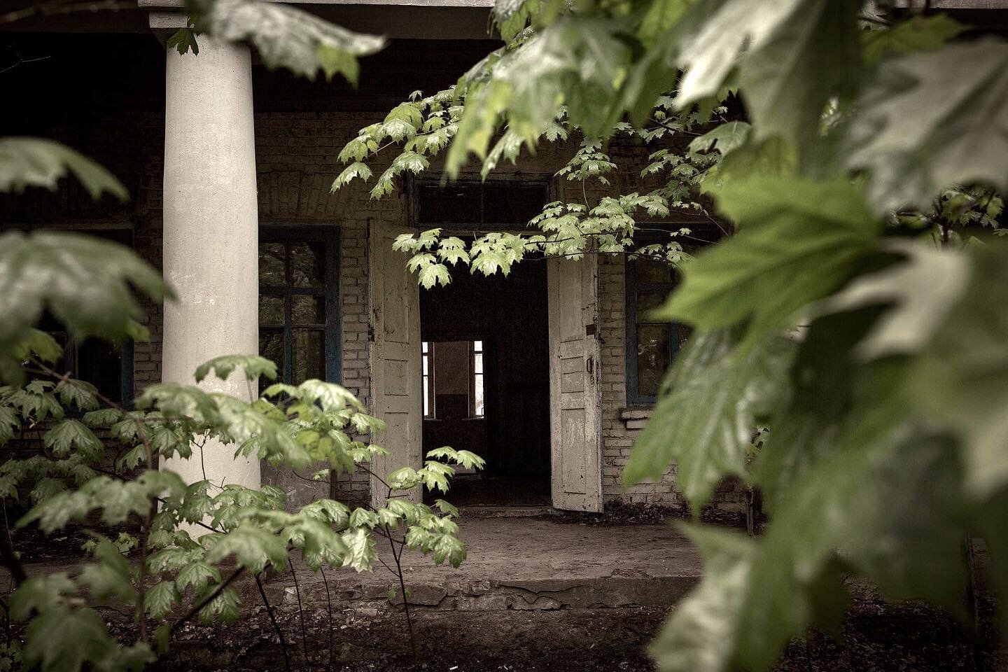 The entrance at Kopachi kindergarten, Chernobyl Exclusion Zone.

Photographed May 2015.

#chernobyl #kopachi #chernobylexclusionzone #kindergarten #abandoned #abandonedplaces #abandoned_junkies #urbex #urbexpeople #decay #ukraine