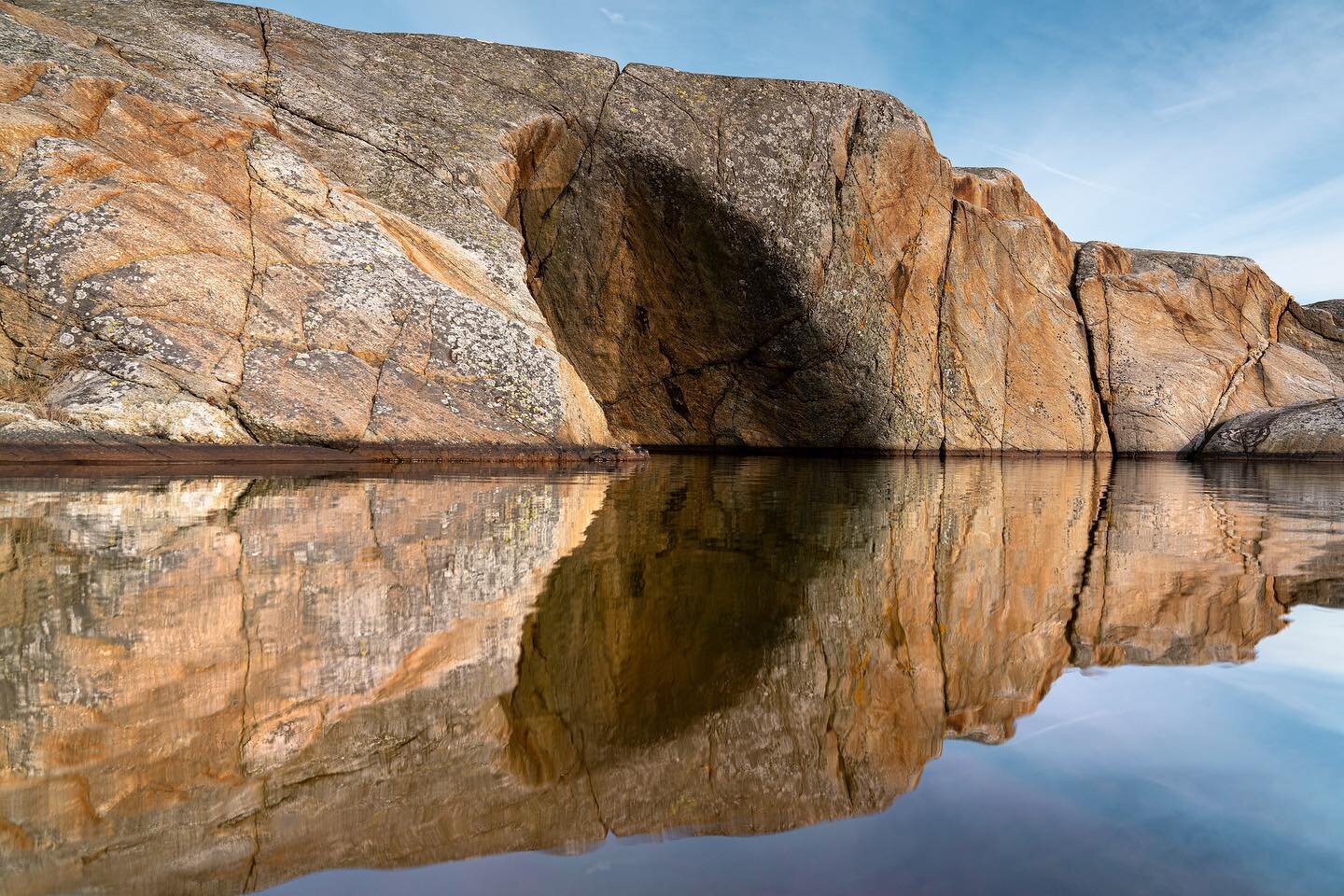 Katedralen / Hvalgapet p&aring; Herf&oslash;l. Flott lys ga fine refleksjoner. 

#herf&oslash;l #herfol #herf&oslash;lhvaler #hvaler #visithvaler #visithvalerogfredrikstad #visit&oslash;stfold #utno #stocktella #friluftsliv #mittfriluftsliv