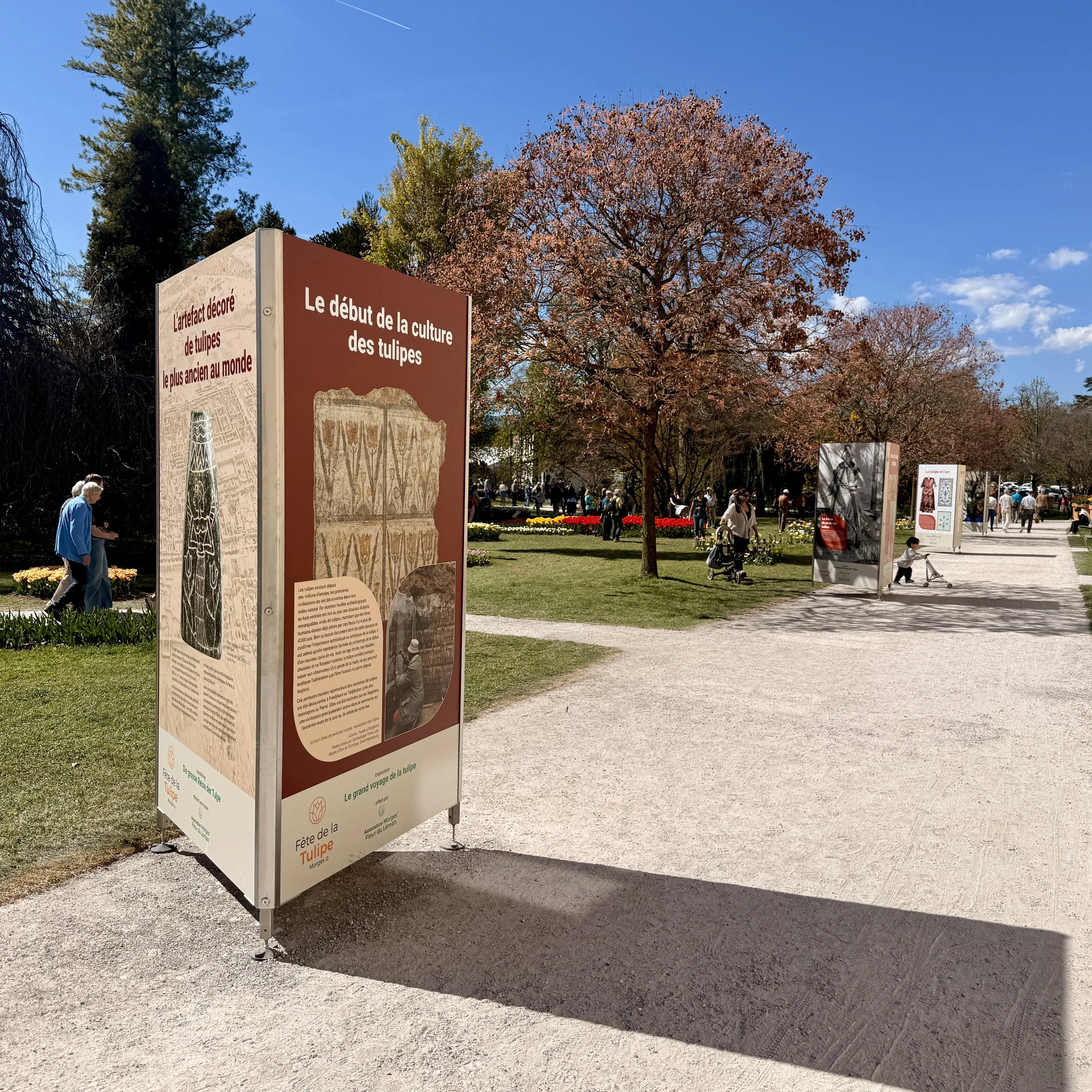 Totem Triangulaire - Système d'exposition urbain - Morges - Fête de la tulipe