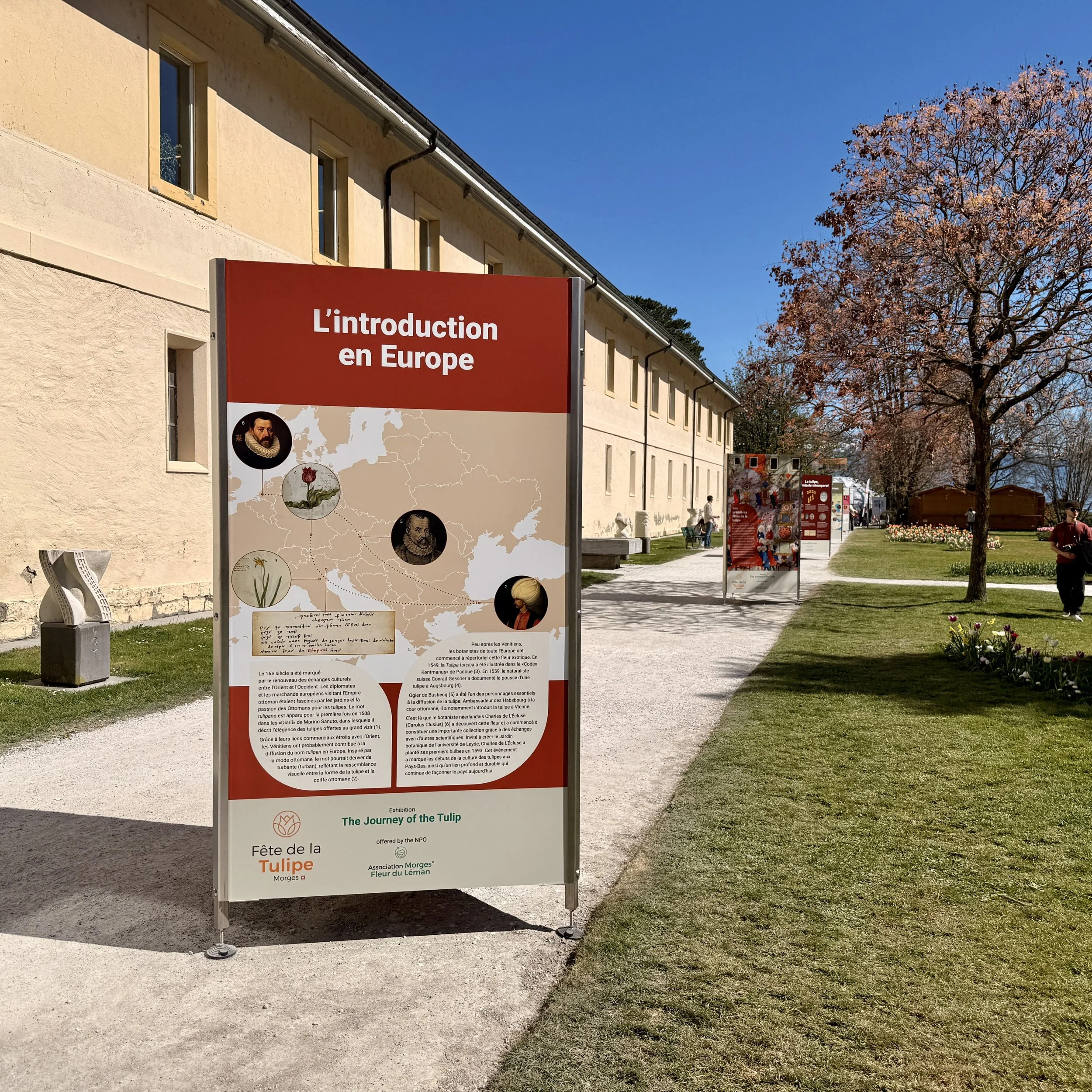 Totem Triangulaire - Système d'exposition urbain - Morges - Fête de la tulipe