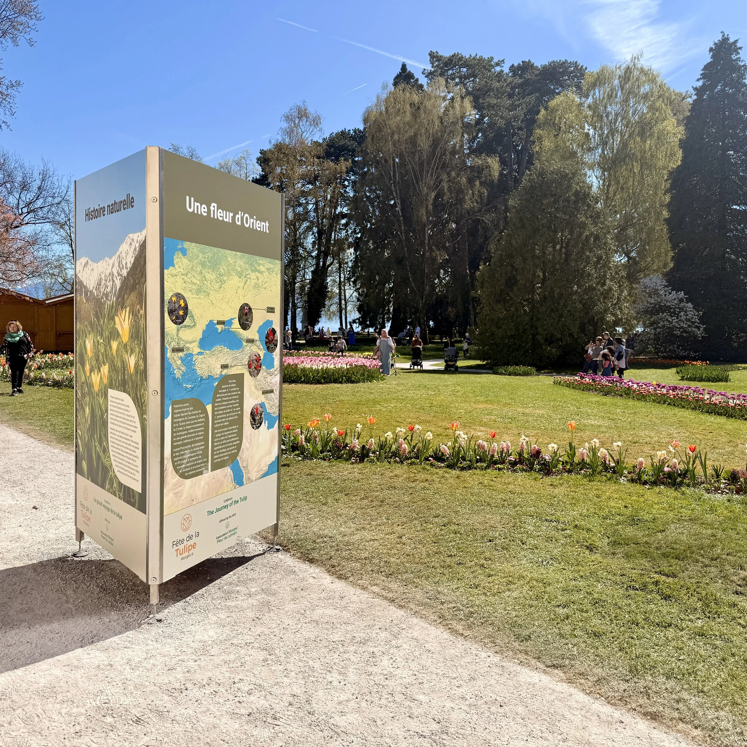 Totem Triangulaire - Système d'exposition urbain 