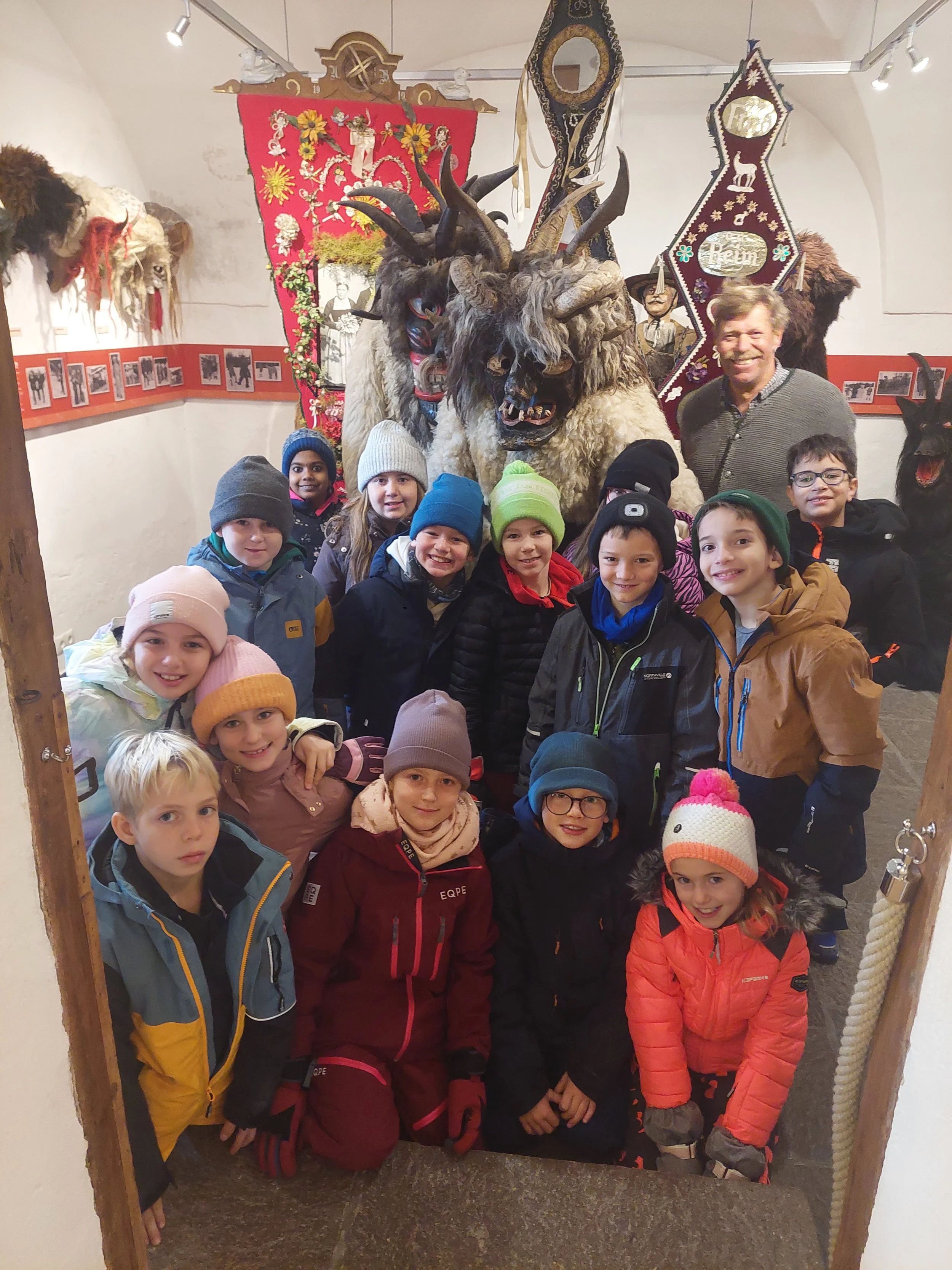 Besuch der 3. Klassen im Heimatmuseum - Perchten