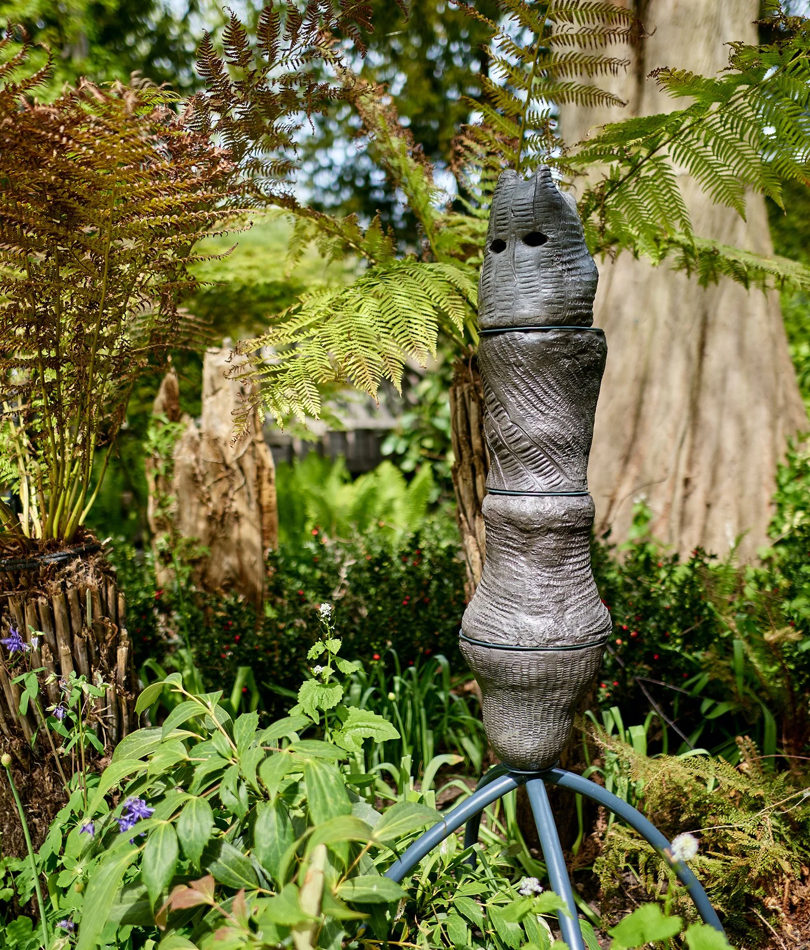 Ser Vegetal Totem (2022), stoneware clay and steel, at the Storytellers group exhibition curated by Iwona Blazwick and Katie Delamere, for Sculpture in the Garden at Worcester College, Oxford. Photo by Fisher Studios