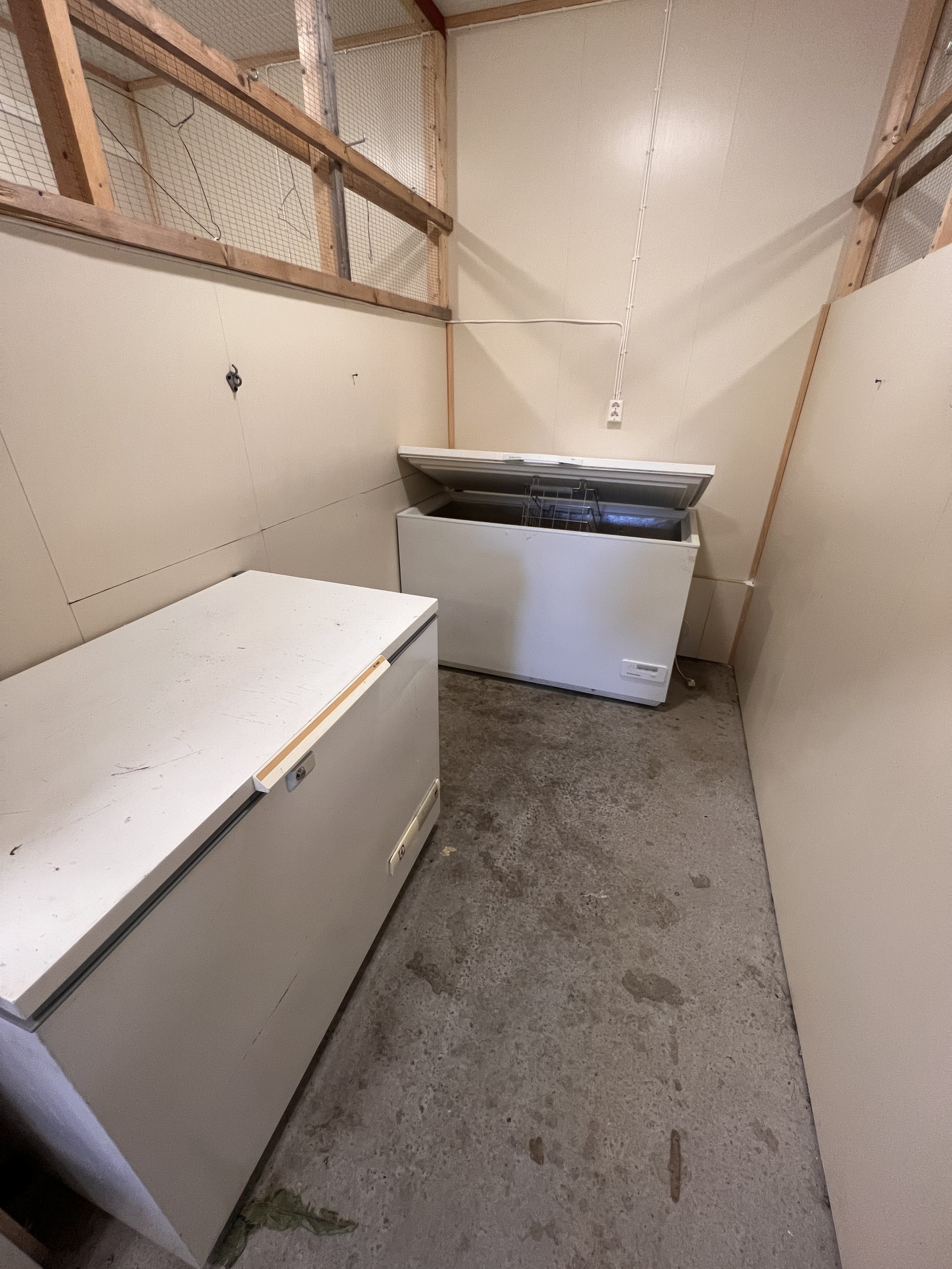 Kühltruhen, jede wohnung hat eigenes abteil .JPG