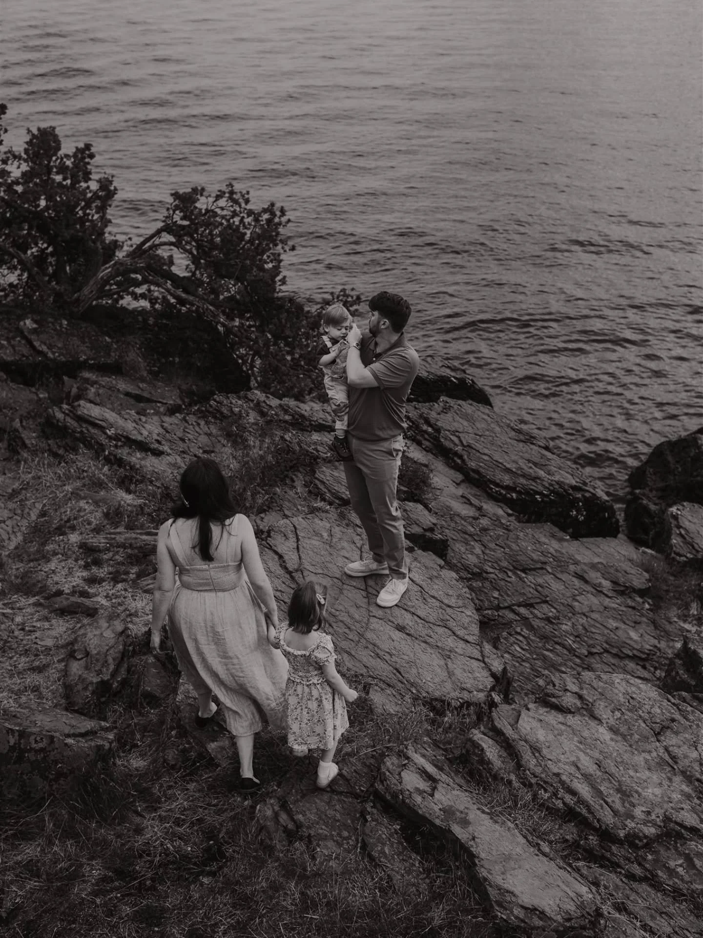 Overcast summer days 🤝 exploring lakeside cliffs 

#montanafamilyphotographer #kalispellfamilyphotographer #whitefishfamilyphotographer 
#glaciernationalparkphotographer