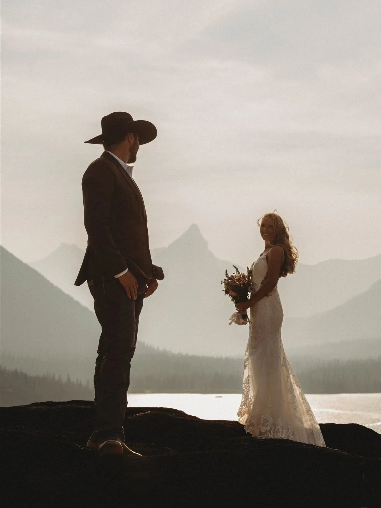 Of all the places to get hitched... this is one of the best 👌🏻 😍 

#glaciernationalparkelopementphotographer #glaciernationalpark #glaciernationalparkelopement #glaciernationalparkweddingphotographer #mountainwedding #mountainelopementphotographer