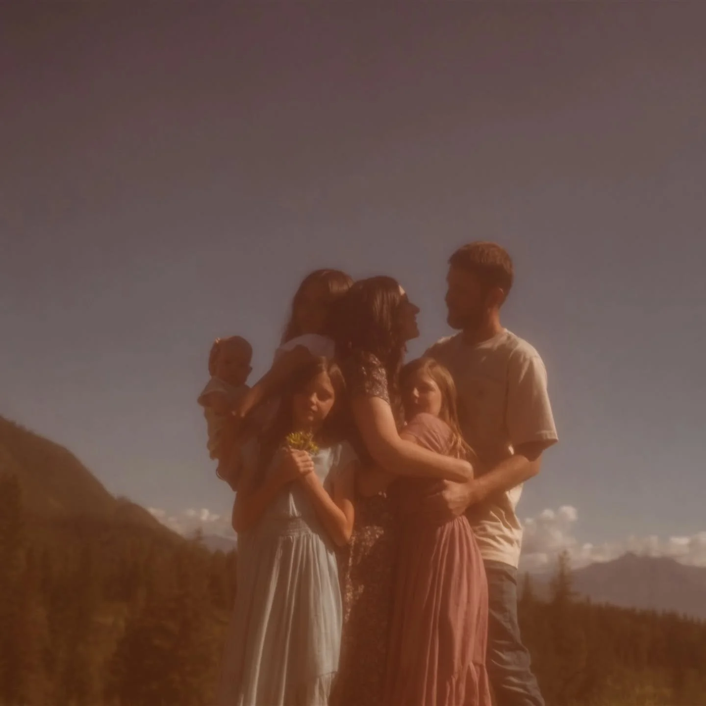 Fam pics but make it art 💁🏼&zwj;♀️

It's okay to not do every shoot exactly at golden hour or sunrise. 💓

#glaciernationalpark #glaciernationalparkphotographer #montanafamilyphotographer #montanafamily #Whitefishphotographer #kalispellfamilyphotog