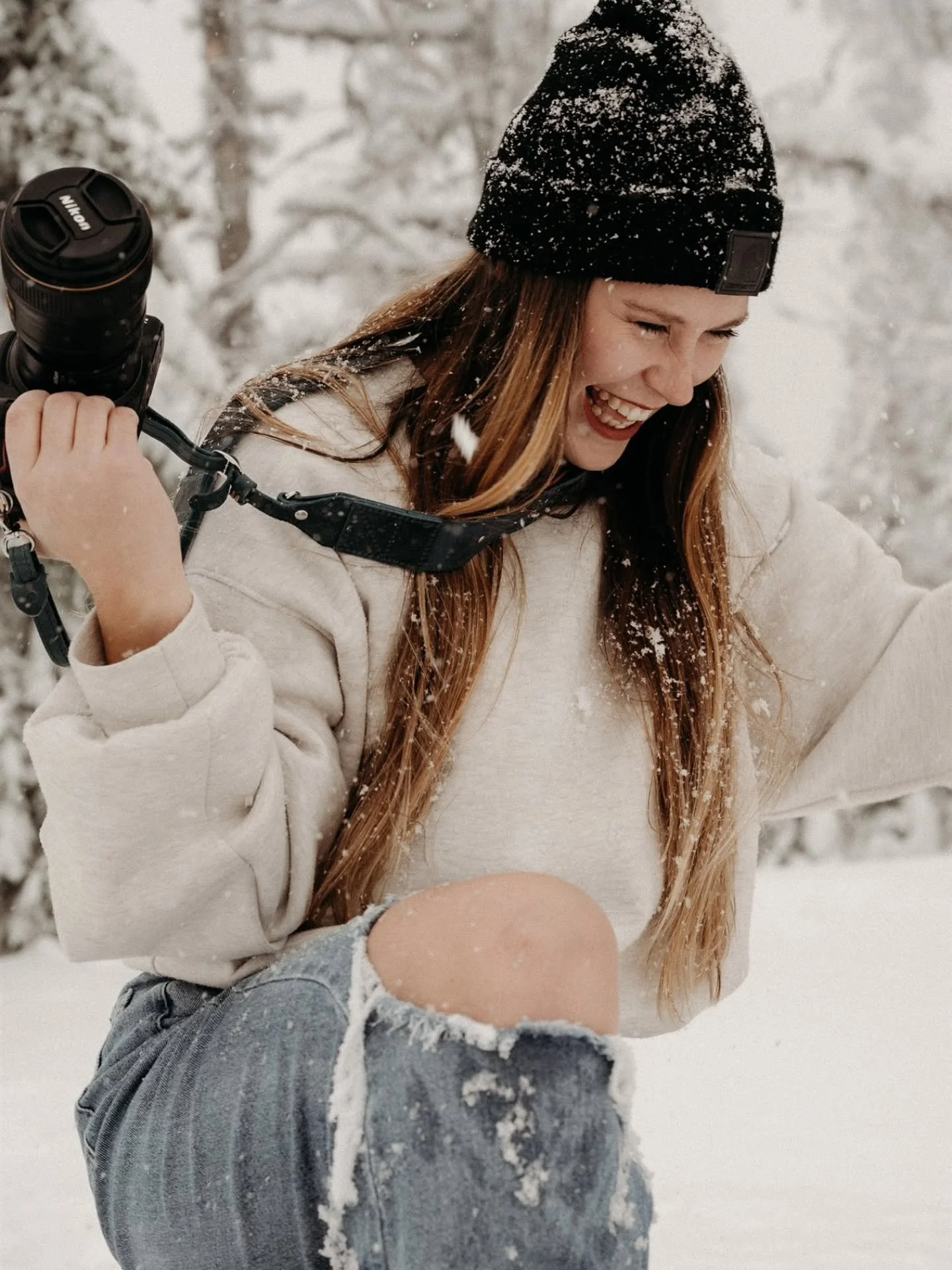 Oh hello! I'm Alex 🥰 

A few things about me - 

❄️ I photograph adventurous elopements and familes in Northwestern Montana, and sometimes California! 

❄️ I seriously love to be outside. In the summer you will find me sitting in a chair, outside, a