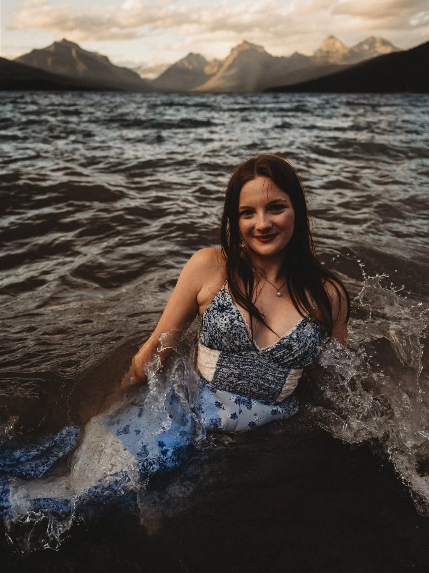 "Hey remember that time I got in the lake on a super windy day for my senior photos" 

Caitin's and her fam are from out of town, so you know she got some of the best senior photos to brag about 👌🏻

#glaciernationalpark #glaciernationalpa