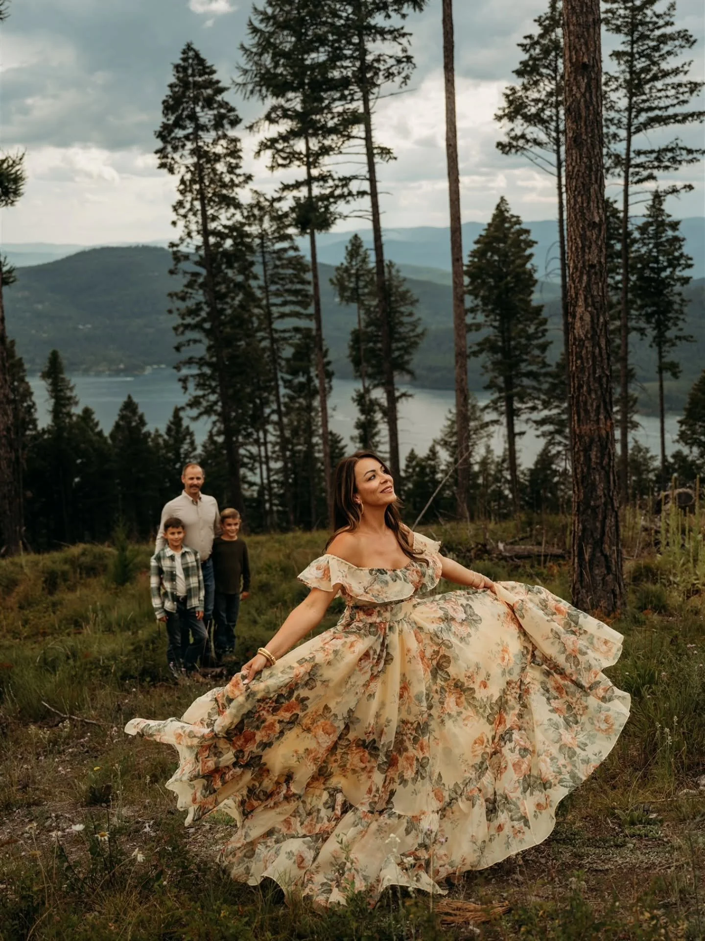 A moment for @mrs_ashleyprince, her wonderful family, and that dress 🤩 

When Ashley reached out, she sent me a photo of this dress asking if it would be good for her photo session. She said she wasn't sure and wanted to check with me, to which I re