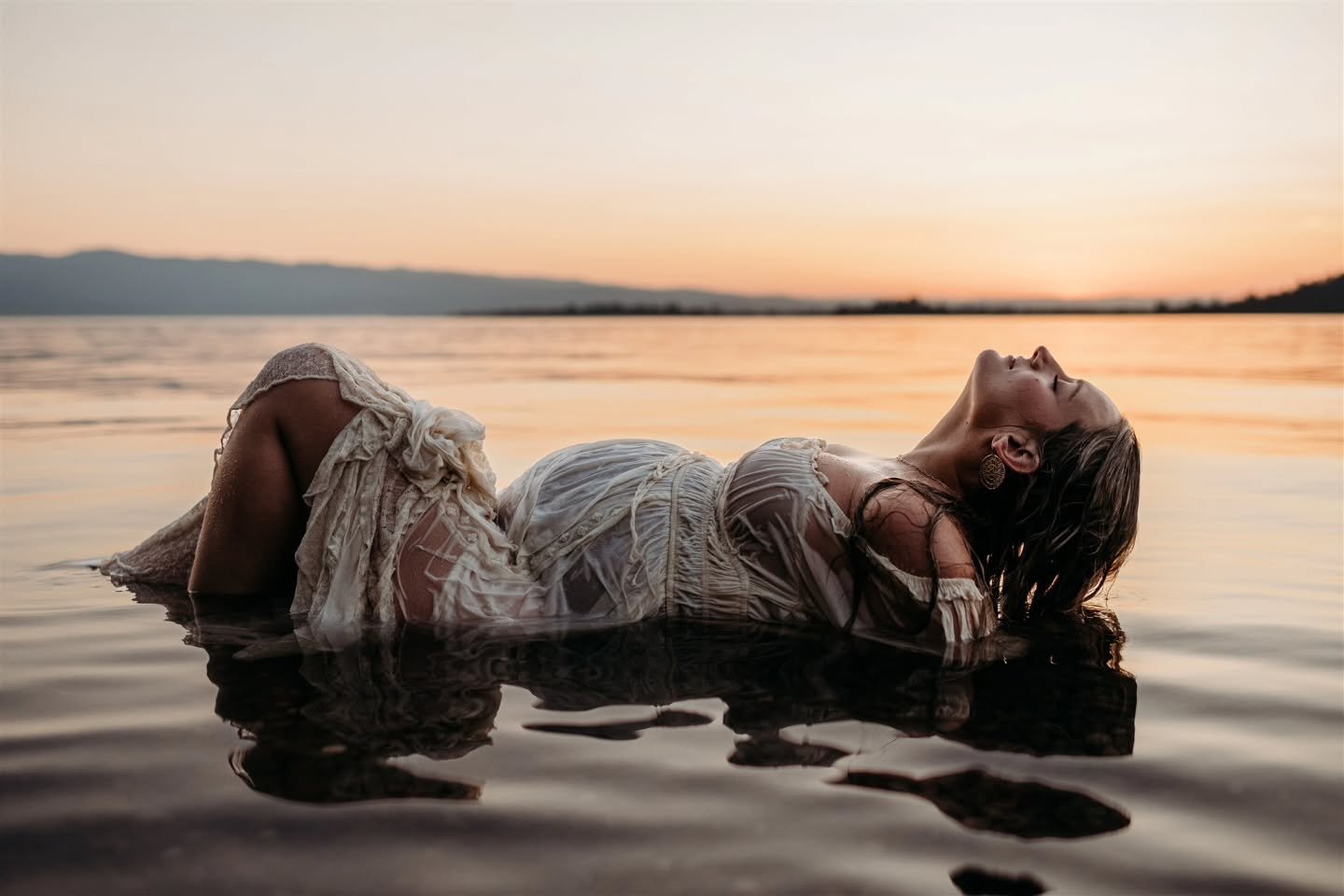 I am still unwell from how much I love these images. Sometimes, I'll love a shoot so much that I get decision paralysis on how to post them, and that's why it's taken me a year 🥲

@elizabethwisenethery is the stunning lady that braved the water in m