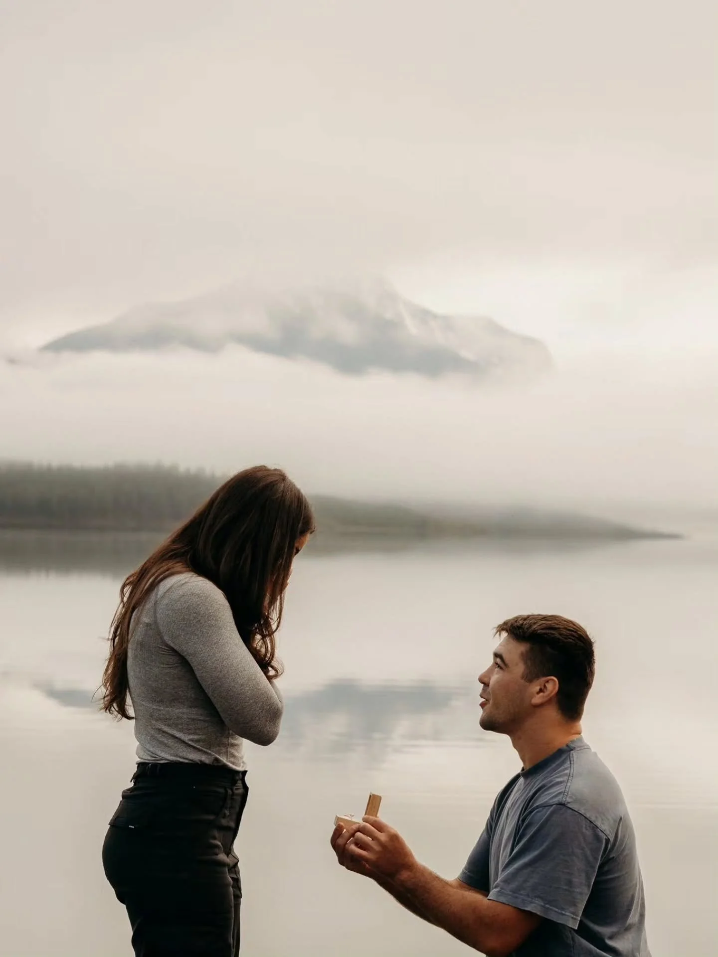 A perfect moody but warm spring proposal in Glacier 🥰

@trumoo135 and @neeleyheilman are just the sweetest, coolest, and most fun couple to do a photo session with!!! Neeley's reaction is just everything 🥲 

#glaciernationalpark #glaciernationalpar