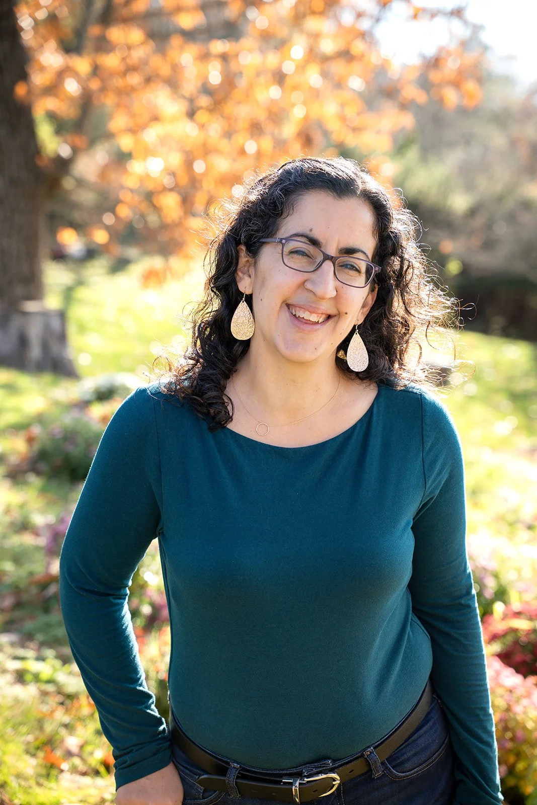 Headshot of a therapist in Midtown Manhattan specializing in anxiety, childhood trauma and highly sensitive people (HSP). Try online therapy across NY too!