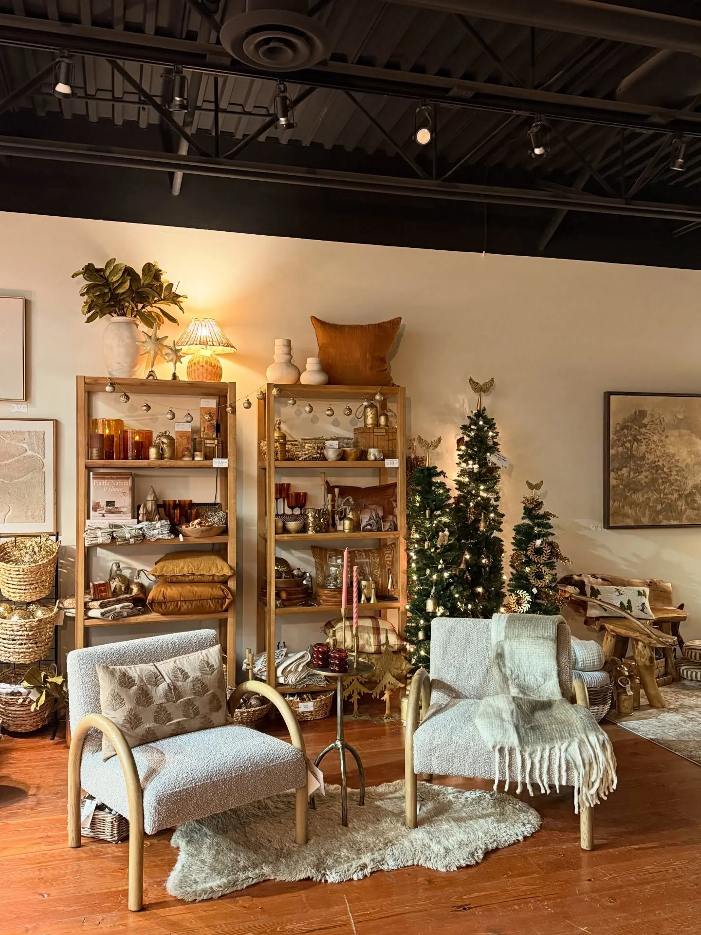 This little corner of the shop had a mid holiday flip as we sold our dining set! This pair of Eros Chairs proved it was meant to be 🤎 laid a wool sheepskin on the ground + fell in love with this vignette all over again. The shop is feeling full + fe