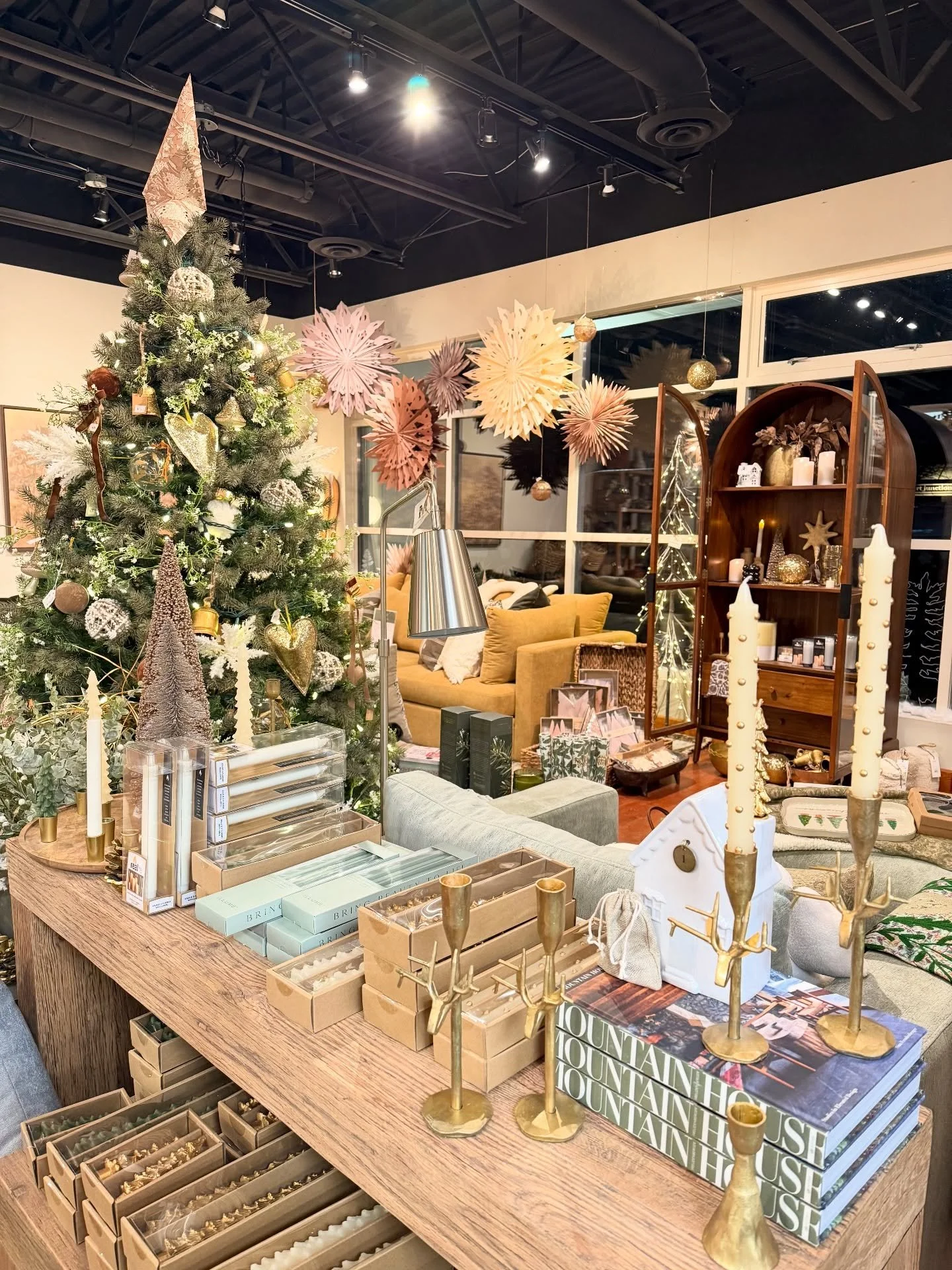 The shop is buzzing + we are loving it 🤎 three weeks left to soak in the holiday magic (and to listen to my favourite Christmas song lol)🌲✨ #tistheseason #christmasinwhistler #shopsmall