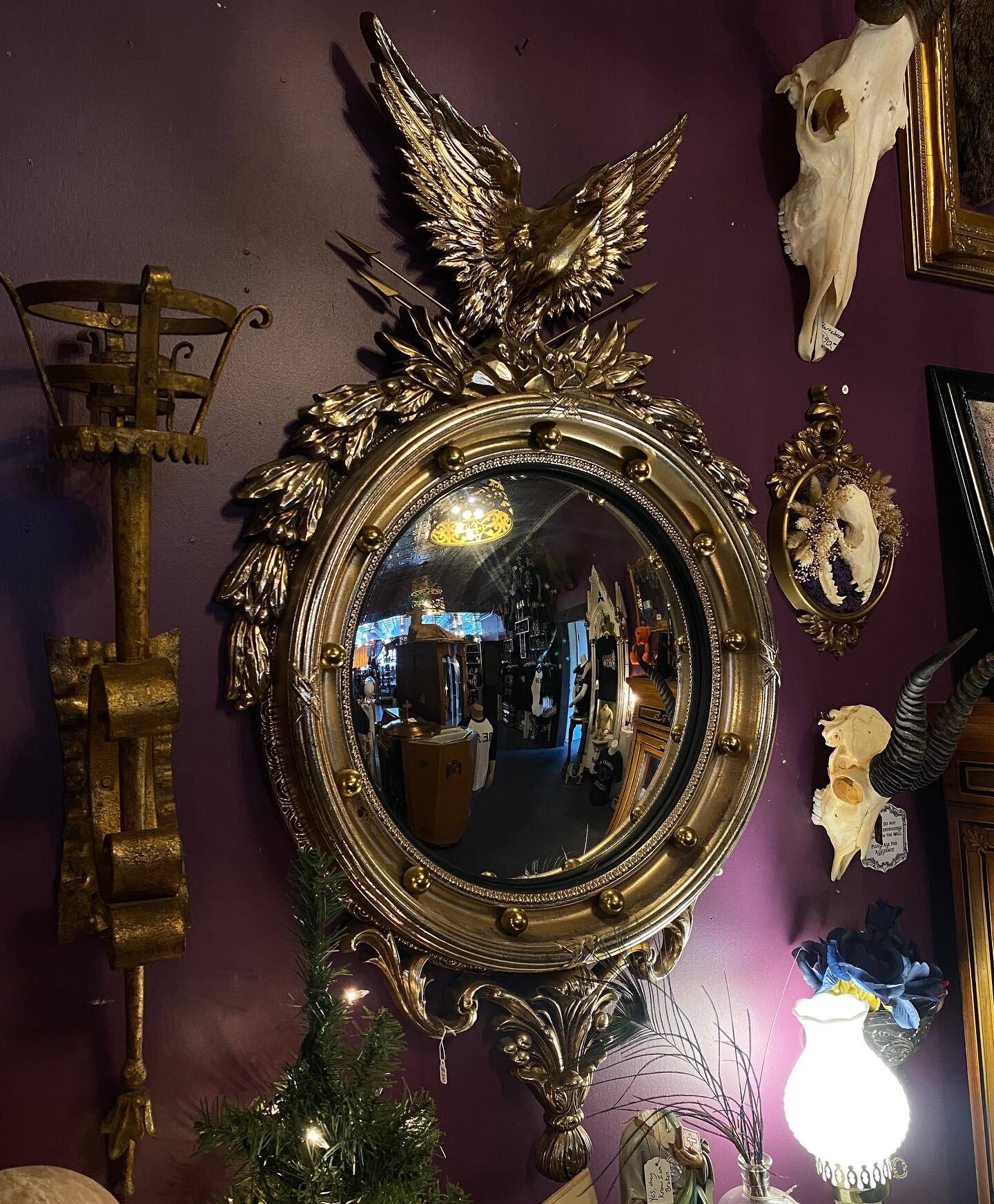 Federal Regency Eagle Porthole Convex Mirror 🦅🪞 Available in-store! Here today until 6pm✨
.
.
.
.
#strange #unusual #thestrangeandunusual #oddities #oddity #mirror #ornatemirror #antiquemirror #convexmirror #antique #antiques #mirrors