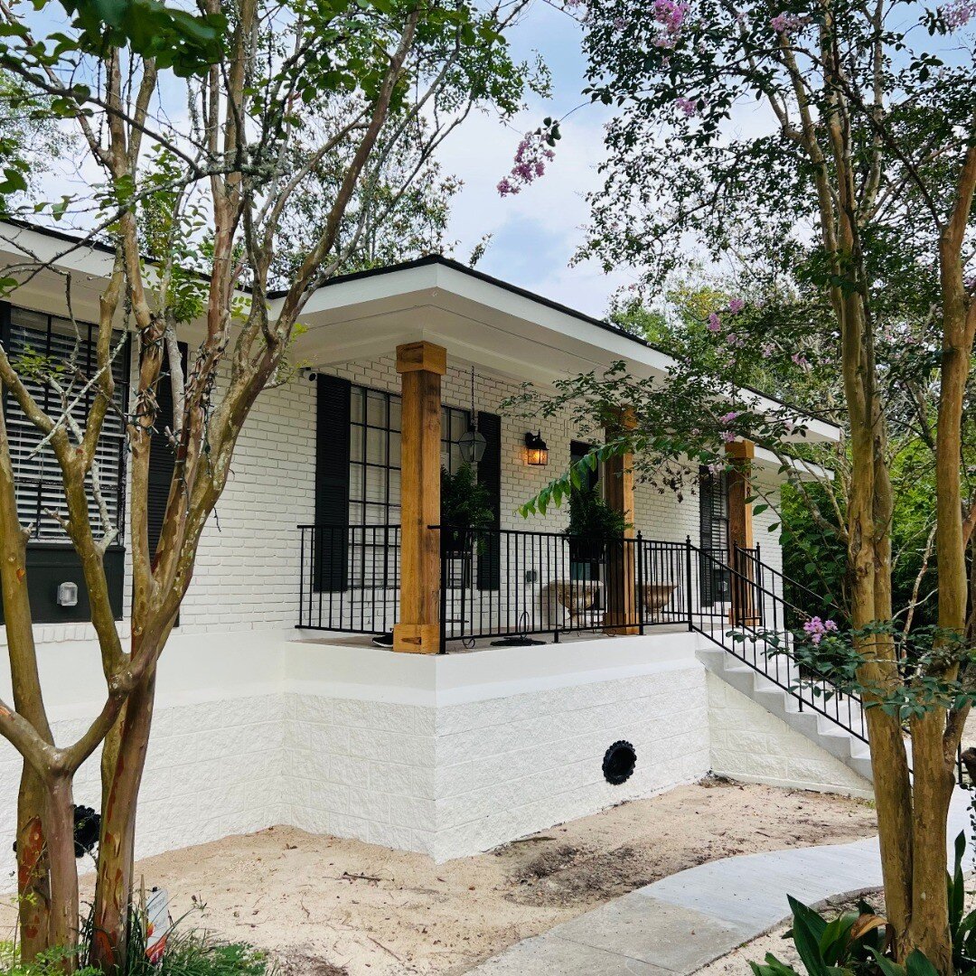 This home looks so gorgeous... you wouldn't even realise that it has been elevated from its original position! 🤩

When elevating their home, some people choose to create space underneath the dwelling for car parking or storage, others would like the