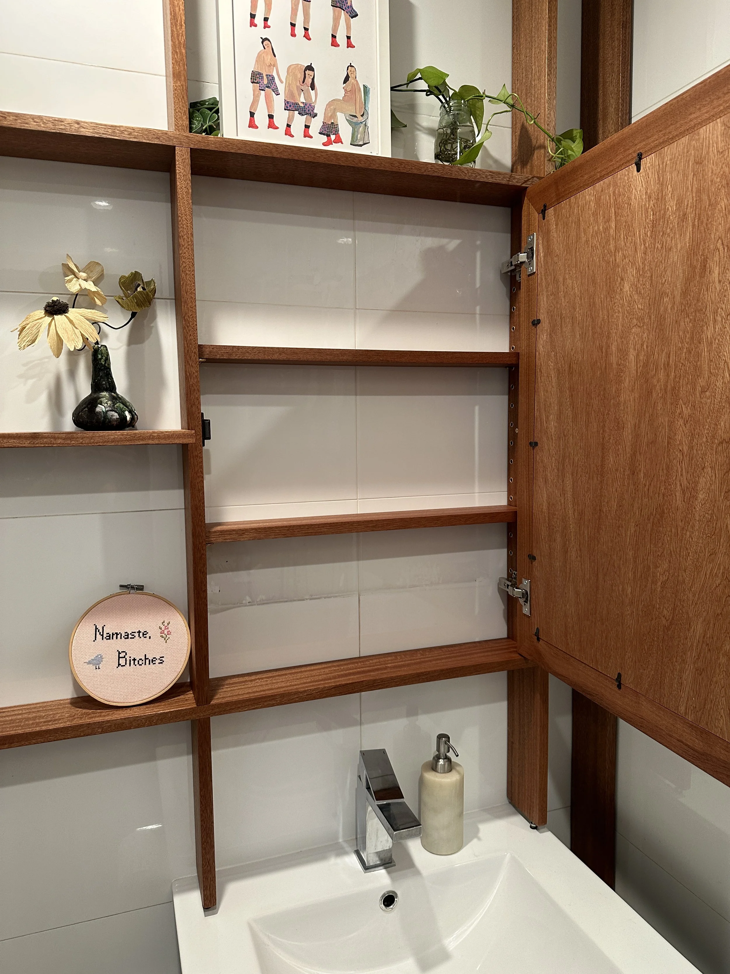 2 adjustable shelves