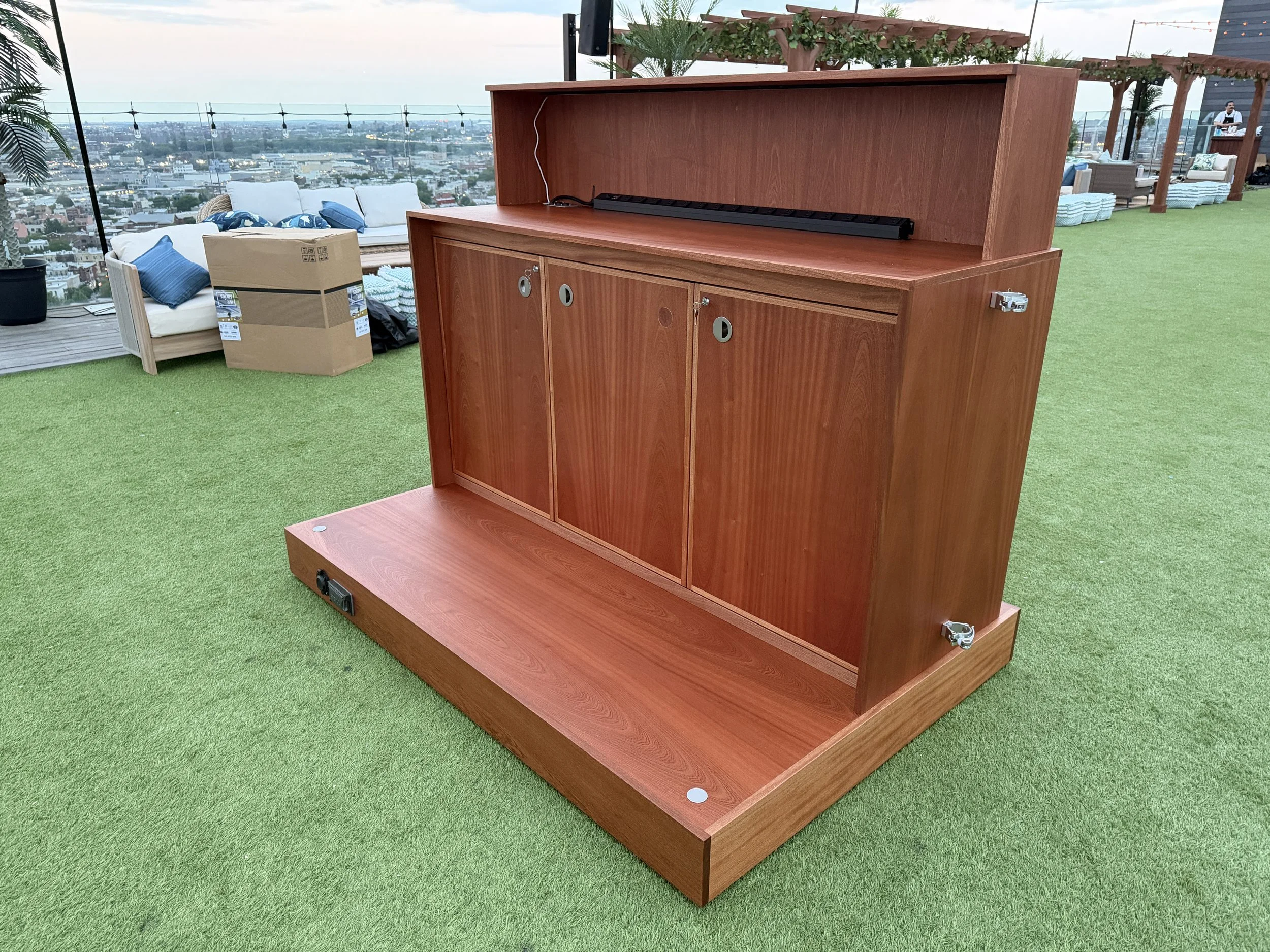 DJ workstation and deck