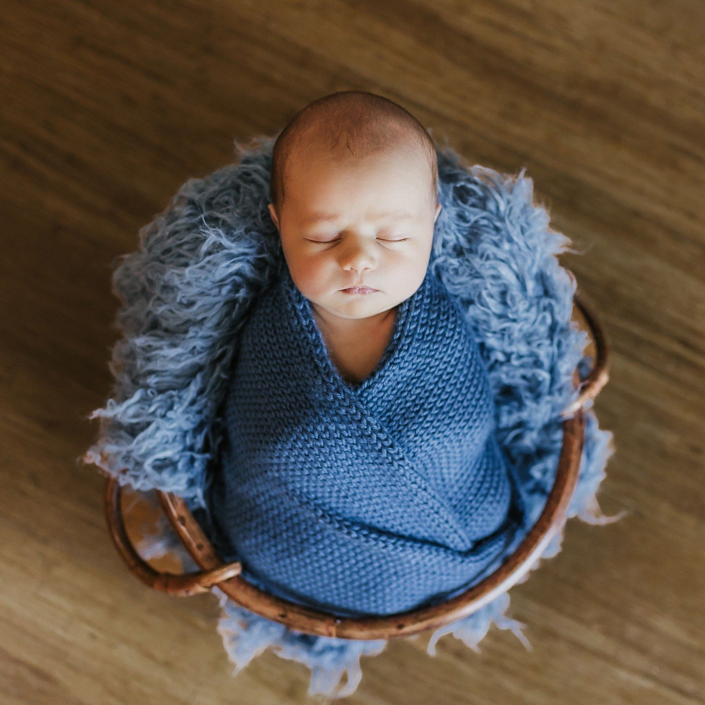 For all the mamas out there wondering if you must skip newborn photos and wait a bit more because I understand the newborn stage is vulnerable and a bit chaotic, my honest answer is NO! ⁠
⁠
Of course, I would be happy to work with you wherever you de